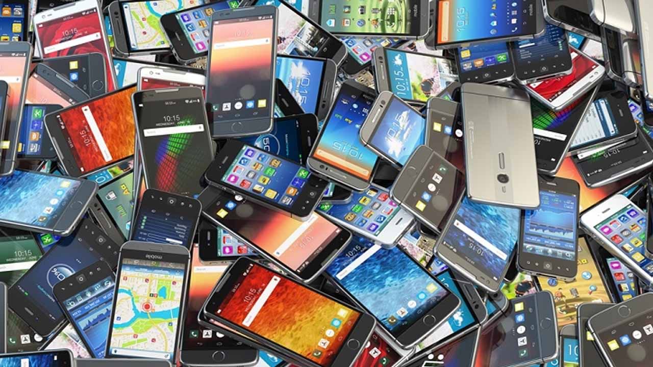 Tech Tips: ಮಾರುಕಟ್ಟೆಯಲ್ಲಿ ಎಗ್ಗಿಲ್ಲದೆ ಸೇಲ್ ಆಗುತ್ತಿದೆ ಫೇಕ್ ಸ್ಮಾರ್ಟ್ಫೋನ್ಗಳು: ಕಂಡುಹಿಡಿಯುವುದು ಹೇಗೆ? Tech Tips: ಮಾರುಕಟ್ಟೆಯಲ್ಲಿ ಎಗ್ಗಿಲ್ಲದೆ ಸೇಲ್ ಆಗುತ್ತಿದೆ ಫೇಕ್ ಸ್ಮಾರ್ಟ್ಫೋನ್ಗಳು: ಕಂಡುಹಿಡಿಯುವುದು ಹೇಗೆ?