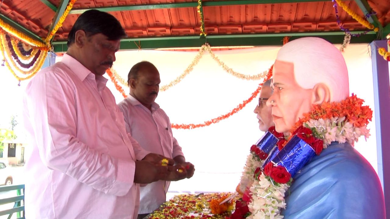 Temple for Parents: ಹೆತ್ತವರನ್ನು ಅನಾಥಾಶ್ರಮಕ್ಕೆ ಸೇರಿಸುವ ಈಗಿನ ಕಾಲದಲ್ಲಿ ತಂದೆ-ತಾಯಿಗೆ ದೇವಾಲಯ ನಿರ್ಮಾಣ ಮಾಡಿದ ಮಕ್ಕಳು!