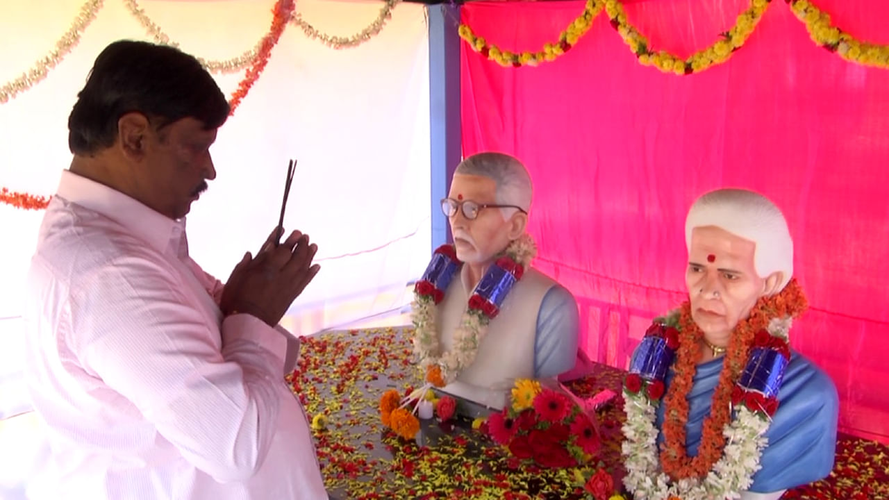 ಗ್ರಾಮದ ನಿವೃತ್ತ ಅಧಿಕಾರಿ ಬಾಬಣ್ಣ ಎಂಬುವವರು ತಮ್ಮ ತಂದೆ ನರಸಯ್ಯ ಹಾಗೂ ತಾಯಿ ಗೌರಮ್ಮನವರ ಪ್ರತಿಮೆಗಳನ್ನ ಮಾಡಿಸಿ ಅವರಿಗೆ ದೇವಾಲಯವನ್ನ ಕಟ್ಟಿ ಪ್ರತಿನಿತ್ಯ  ಪೂಜೆ ಪುನಸ್ಕಾರ ಮಾಡುತ್ತಿದ್ದಾರೆ. (ವರದಿ: ಭೀಮಪ್ಪ ಪಾಟೀಲ, ಟಿವಿ9, ಚಿಕ್ಕಬಳ್ಳಾಪುರ)