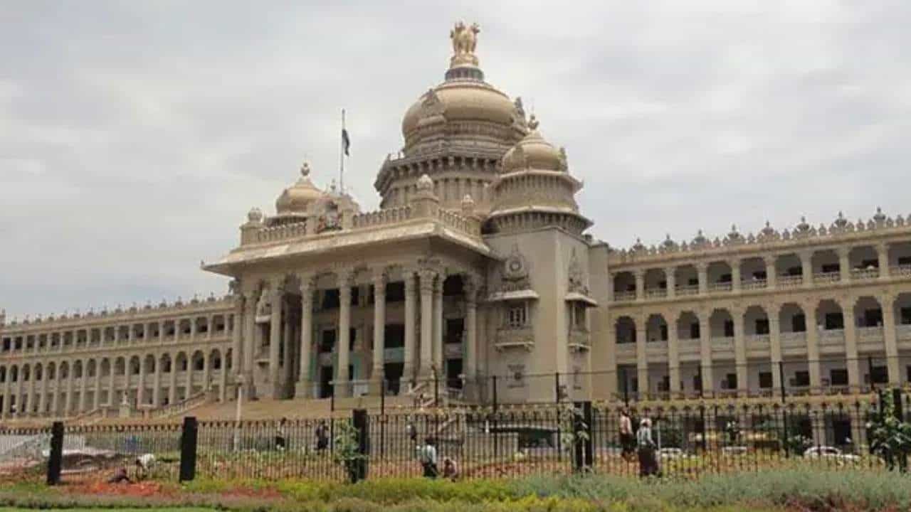 ಶಾಲೆ, ಪಿಯು ಕಾಲೇಜುಗಳಲ್ಲಿ ಧ್ಯಾನ ಮತ್ತು ನೈತಿಕ ಶಿಕ್ಷಣ: ಸಮಿತಿ ರಚಿಸಿ ವರದಿ ಪಡೆಯಲು ಆದೇಶ ಹೊರಡಿಸಿದ ಸರ್ಕಾರ ಶಾಲೆ, ಪಿಯು ಕಾಲೇಜುಗಳಲ್ಲಿ ಧ್ಯಾನ ಮತ್ತು ನೈತಿಕ ಶಿಕ್ಷಣ: ಸಮಿತಿ ರಚಿಸಿ ವರದಿ ಪಡೆಯಲು ಆದೇಶ ಹೊರಡಿಸಿದ ಸರ್ಕಾರ