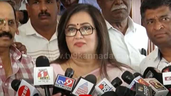 ಬಿಜೆಪಿಗೆ ಸುಮಲತಾ ಅಂಬರೀಷ್ ಪಕ್ಷ ಸೇರಲೆಂಬ ತವಕ, ಆದರೆ ಸಂಸದೆಗೆ ಅಂಥ ಆತುರವೇನೂ ಇಲ್ಲ! ಬಿಜೆಪಿಗೆ ಸುಮಲತಾ ಅಂಬರೀಷ್ ಪಕ್ಷ ಸೇರಲೆಂಬ ತವಕ, ಆದರೆ ಸಂಸದೆಗೆ ಅಂಥ ಆತುರವೇನೂ ಇಲ್ಲ!