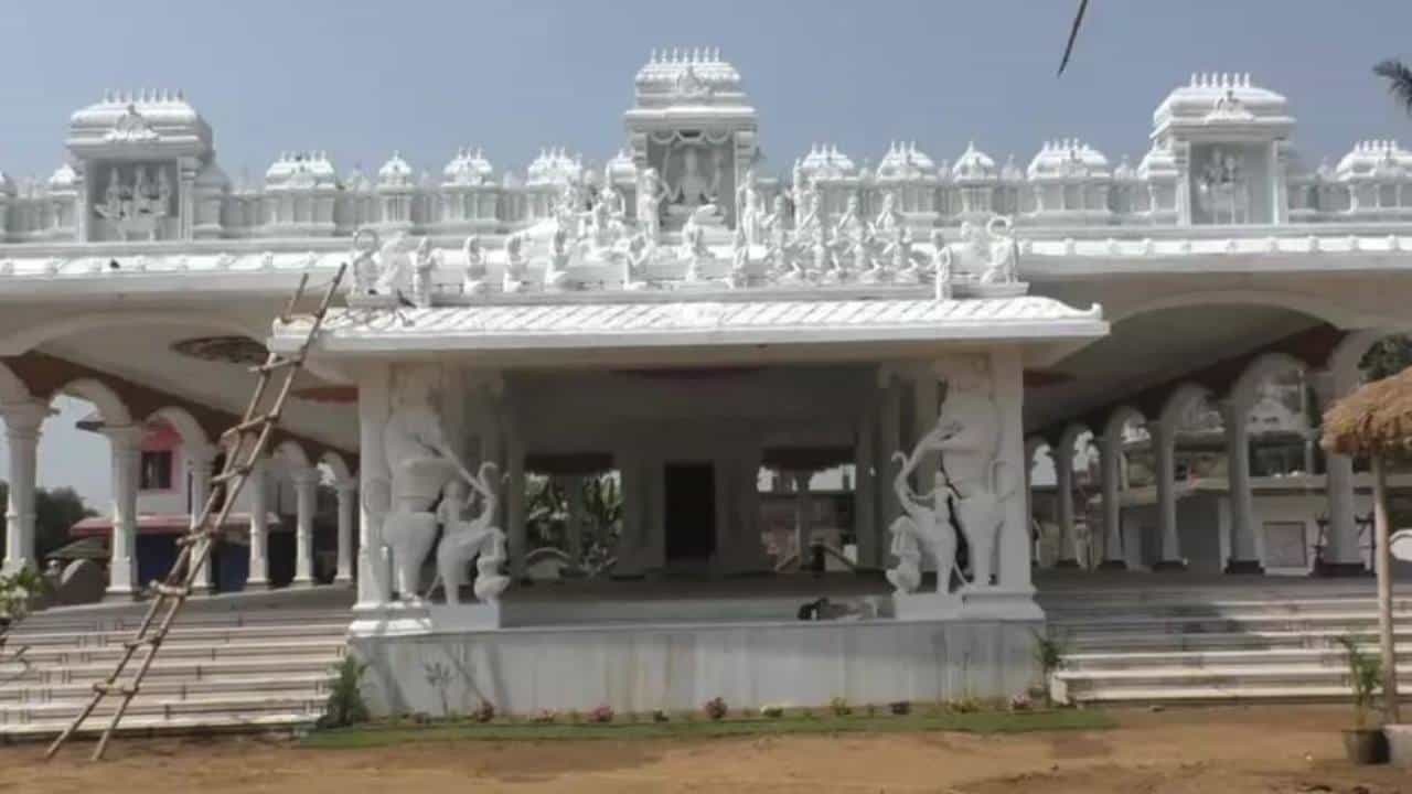 ಆಧುನಿಕ ಶಹಜಹಾನ್; ಪತ್ನಿಗಾಗಿ ಒಡಿಶಾದಲ್ಲಿ 7 ಕೋಟಿ ರೂ. ದೇಗುಲ ಕಟ್ಟಿಸಿದ ಉದ್ಯಮಿ ಆಧುನಿಕ ಶಹಜಹಾನ್; ಪತ್ನಿಗಾಗಿ ಒಡಿಶಾದಲ್ಲಿ 7 ಕೋಟಿ ರೂ. ದೇಗುಲ ಕಟ್ಟಿಸಿದ ಉದ್ಯಮಿ