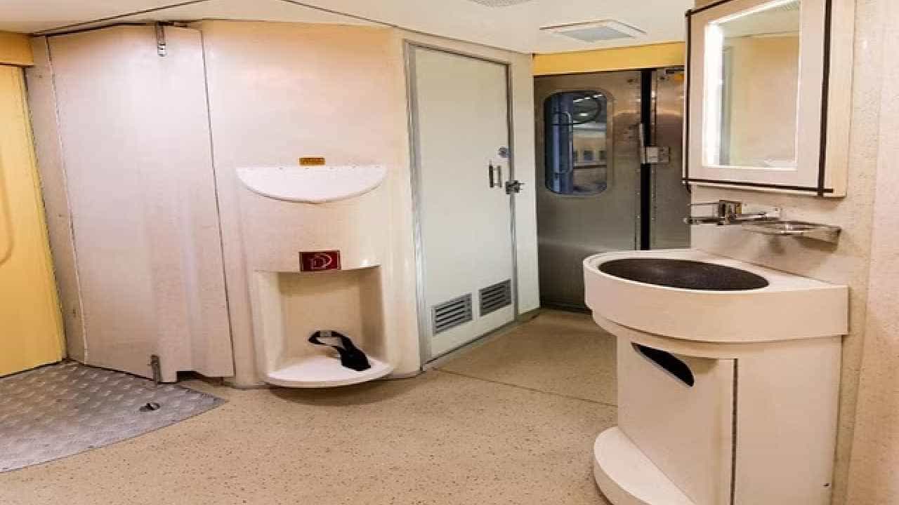Indian Railways: ರೈಲು ಸ್ವಲ್ಪವೂ ಕ್ಲೀನ್ ಇಲ್ಲ ಎಂದು ಇನ್ಮುಂದೆ ಹೇಳೋಹಾಗಿಲ್ಲ, ಏನೇನೆಲ್ಲಾ ಸೌಕರ್ಯಗಳನ್ನು ಕಲ್ಪಿಸಲಿದೆ ಗೊತ್ತೇ? Indian Railways: ರೈಲು ಸ್ವಲ್ಪವೂ ಕ್ಲೀನ್ ಇಲ್ಲ ಎಂದು ಇನ್ಮುಂದೆ ಹೇಳೋಹಾಗಿಲ್ಲ, ಏನೇನೆಲ್ಲಾ ಸೌಕರ್ಯಗಳನ್ನು ಕಲ್ಪಿಸಲಿದೆ ಗೊತ್ತೇ?