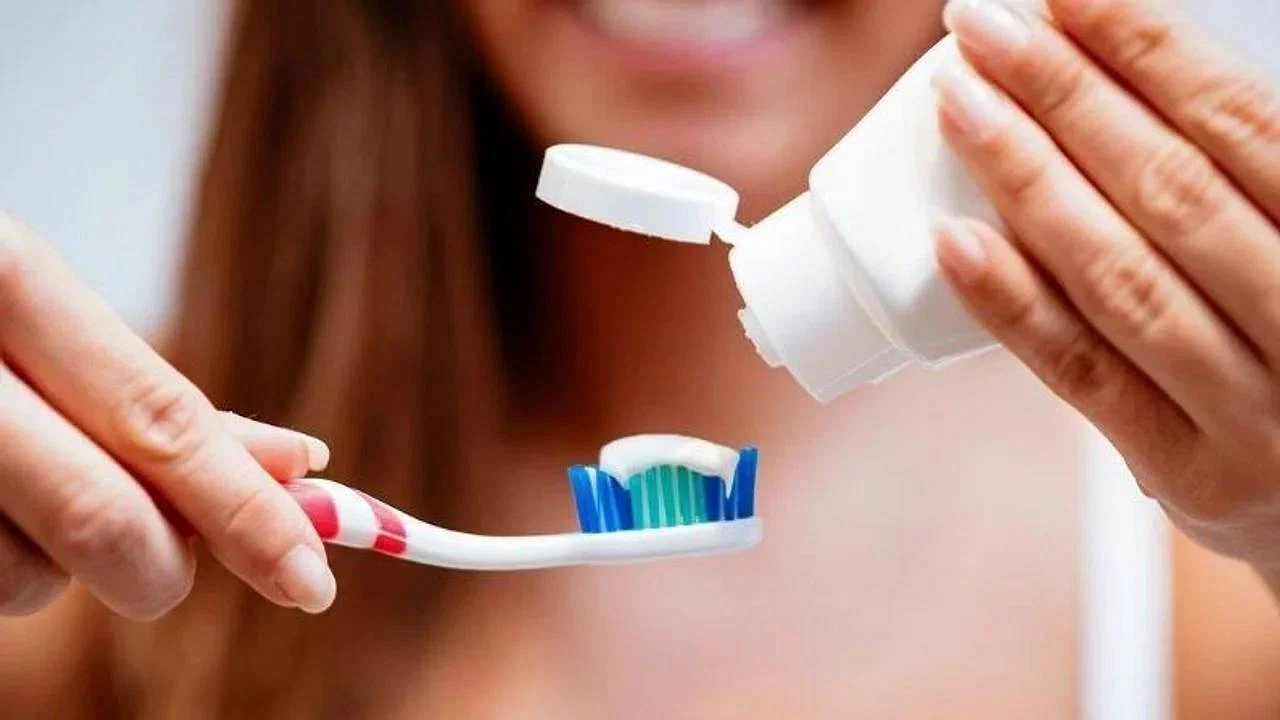 Tooth Brush: ನೀವು ಅನಾರೋಗ್ಯದಿಂದ ಚೇತರಿಸಿಕೊಂಡ ಬಳಿಕ ಹಾಸಿಗೆಯ ವಸ್ತ್ರದಂತೆ ಟೂತ್ ಬ್ರಷ್ ಕೂಡ ಬದಲಾಯಿಸಬೇಕು Tooth Brush: ನೀವು ಅನಾರೋಗ್ಯದಿಂದ ಚೇತರಿಸಿಕೊಂಡ ಬಳಿಕ ಹಾಸಿಗೆಯ ವಸ್ತ್ರದಂತೆ ಟೂತ್ ಬ್ರಷ್ ಕೂಡ ಬದಲಾಯಿಸಬೇಕು