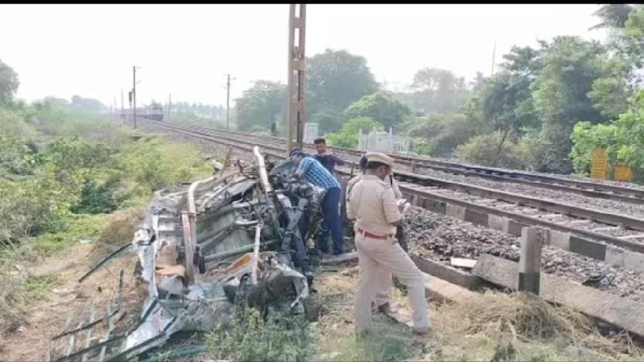 ಆಂಧ್ರಪ್ರದೇಶದಲ್ಲಿ ರೈಲಿಗೆ ಕಾರು ಡಿಕ್ಕಿ, ಕಾರಲ್ಲಿದ್ದವರು ಕೂದಲೆಳೆ ಅಂತರದಲ್ಲಿ ಅಪಾಯದಿಂದ ಪಾರು