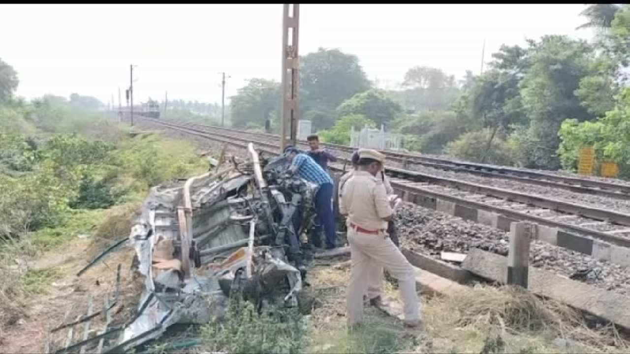 ಆಂಧ್ರಪ್ರದೇಶದಲ್ಲಿ ರೈಲಿಗೆ ಕಾರು ಡಿಕ್ಕಿ, ಕಾರಲ್ಲಿದ್ದವರು ಕೂದಲೆಳೆ ಅಂತರದಲ್ಲಿ ಅಪಾಯದಿಂದ ಪಾರು ಆಂಧ್ರಪ್ರದೇಶದಲ್ಲಿ ರೈಲಿಗೆ ಕಾರು ಡಿಕ್ಕಿ, ಕಾರಲ್ಲಿದ್ದವರು ಕೂದಲೆಳೆ ಅಂತರದಲ್ಲಿ ಅಪಾಯದಿಂದ ಪಾರು