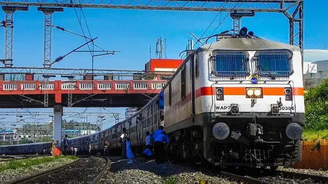 Train Cancelled: ಮಾರ್ಚ್ 31 ರಂದು ಹಲವು ರೈಲುಗಳ ಸಂಚಾರವನ್ನು ಸ್ಥಗಿತಗೊಳಿಸಿದ ಭಾರತೀಯ ರೈಲ್ವೆ Train Cancelled: ಮಾರ್ಚ್ 31 ರಂದು ಹಲವು ರೈಲುಗಳ ಸಂಚಾರವನ್ನು ಸ್ಥಗಿತಗೊಳಿಸಿದ ಭಾರತೀಯ ರೈಲ್ವೆ