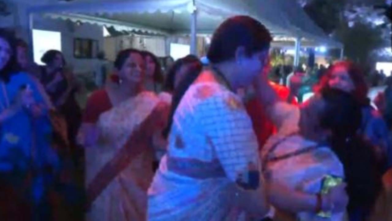 Viral Video: ರೂಪ್ ತೇರಾ ಮಸ್ತಾನಾ ಹಾಡಿಗೆ ಕೇಂದ್ರ ಸಚಿವೆ ಸ್ಮೃತಿ ಇರಾನಿ ಇತರ ಮಹಿಳೆಯರೊಂದಿಗೆ ಹೆಜ್ಜೆಹಾಕಿದ್ದು ನೋಡಲು ಅಪ್ಯಾಯಮಾನ! Viral Video: ರೂಪ್ ತೇರಾ ಮಸ್ತಾನಾ ಹಾಡಿಗೆ ಕೇಂದ್ರ ಸಚಿವೆ ಸ್ಮೃತಿ ಇರಾನಿ ಇತರ ಮಹಿಳೆಯರೊಂದಿಗೆ ಹೆಜ್ಜೆಹಾಕಿದ್ದು ನೋಡಲು ಅಪ್ಯಾಯಮಾನ!