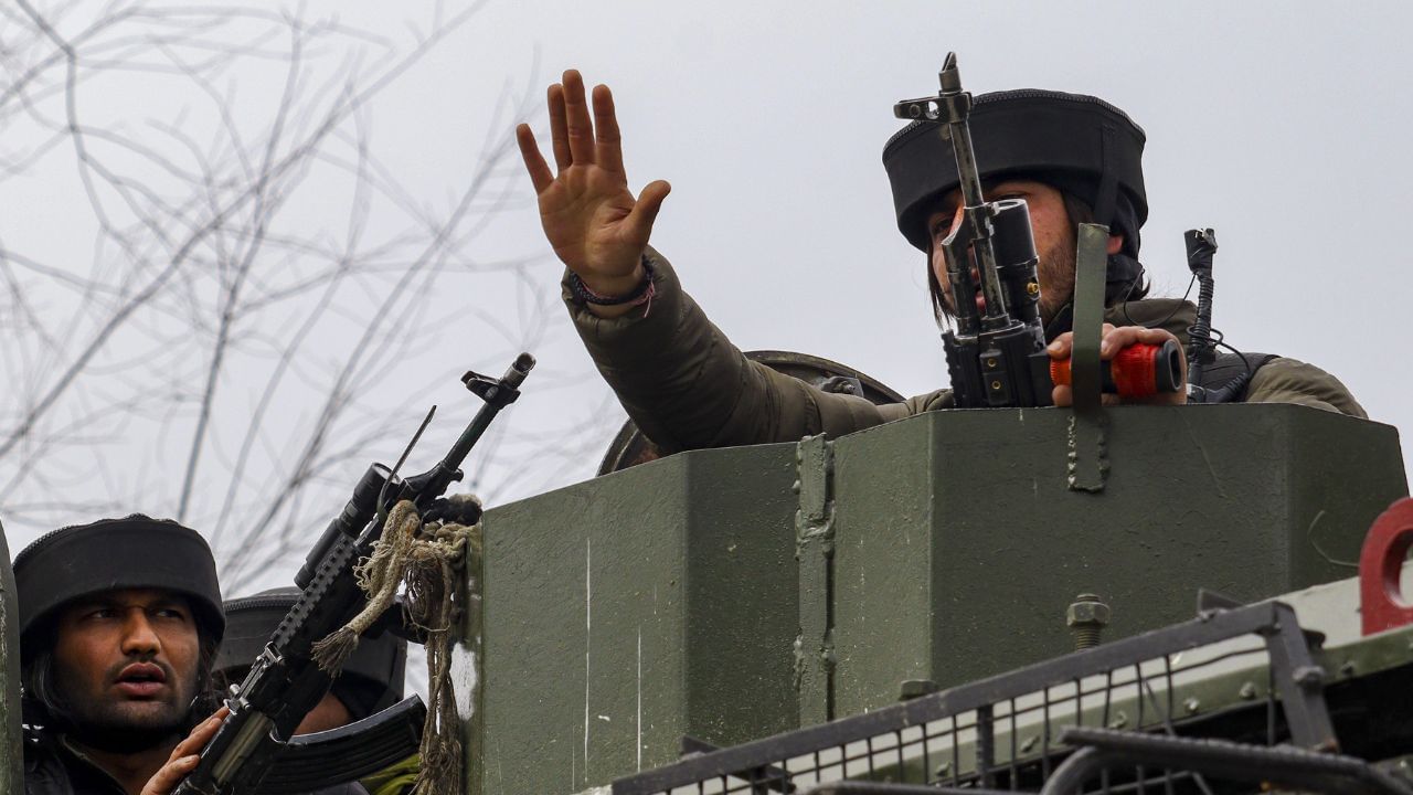 High Tech Security Pulwama: ಸಂಜಯ್ ಶರ್ಮಾ ಹತ್ಯೆ ನಂತರ ಪುಲ್ವಾಮಾದಲ್ಲಿ ಹೈಟೆಕ್ ಭದ್ರತಾ ಉಪಕರಣಗಳ ಬಳಕೆ High Tech Security Pulwama: ಸಂಜಯ್ ಶರ್ಮಾ ಹತ್ಯೆ ನಂತರ ಪುಲ್ವಾಮಾದಲ್ಲಿ ಹೈಟೆಕ್ ಭದ್ರತಾ ಉಪಕರಣಗಳ ಬಳಕೆ