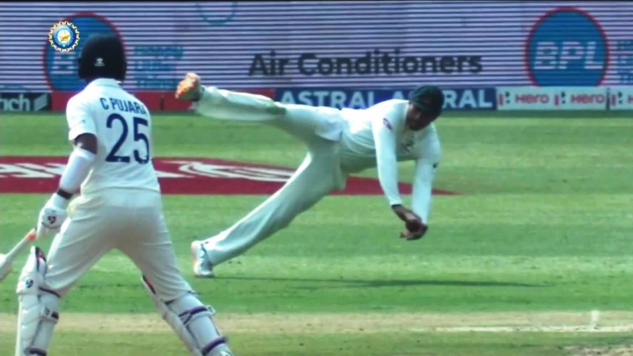 VIDEO: ಚಕ್ಕನೆ ಜಿಗಿದು ಅತ್ಯದ್ಭುತ ಡೈವಿಂಗ್ ಕ್ಯಾಚ್ ಹಿಡಿದ ಉಸ್ಮಾನ್ ಖ್ವಾಜಾ VIDEO: ಚಕ್ಕನೆ ಜಿಗಿದು ಅತ್ಯದ್ಭುತ ಡೈವಿಂಗ್ ಕ್ಯಾಚ್ ಹಿಡಿದ ಉಸ್ಮಾನ್ ಖ್ವಾಜಾ