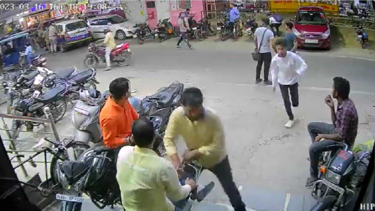 ರಸ್ತೆಯಲ್ಲಿ ಕತ್ತು ಸೀಳಿ, ಪಿಸ್ತೂಲಿನಿಂದ ಫಯರ್ ಮಾಡಿಕೊಂಡು ಓಡಾಡುತ್ತಿದ್ದ ವ್ಯಕ್ತಿಯ ವಿಡಿಯೋ ವೈರಲ್ ರಸ್ತೆಯಲ್ಲಿ ಕತ್ತು ಸೀಳಿ, ಪಿಸ್ತೂಲಿನಿಂದ ಫಯರ್ ಮಾಡಿಕೊಂಡು ಓಡಾಡುತ್ತಿದ್ದ ವ್ಯಕ್ತಿಯ ವಿಡಿಯೋ ವೈರಲ್