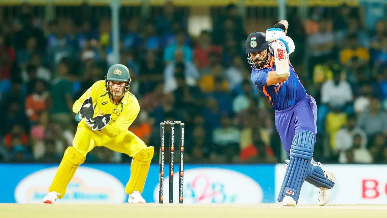 India vs Australia: ಚೆನ್ನೈನ ಚೆಪಾಕ್​ನಲ್ಲಿ ನಡೆದ ಆಸ್ಟ್ರೇಲಿಯಾ ವಿರುದ್ಧದ ಮೂರನೇ ಏಕದಿನ ಪಂದ್ಯದಲ್ಲಿ ಟೀಮ್ ಇಂಡಿಯಾ 21 ರನ್​ಗಳಿಂದ ಸೋಲನುಭವಿಸಿತ್ತು. ಭಾರತ ತಂಡದ ಈ ಸೋಲಿನೊಂದಿಗೆ 3 ಪಂದ್ಯಗಳ ಸರಣಿಯನ್ನು ಆಸ್ಟ್ರೇಲಿಯಾ 2-1 ಅಂತರದಿಂದ ಗೆದ್ದುಕೊಂಡಿದೆ. ಈ ಪಂದ್ಯದಲ್ಲಿ ಟೀಮ್ ಇಂಡಿಯಾದ ಬಹುತೇಕ ಆಟಗಾರರು ವಿಫಲರಾದರೂ, ವಿರಾಟ್ ಕೊಹ್ಲಿ (Virat Kohli) ಮಾತ್ರ ಉಪಯುಕ್ತ ಕಾಣಿಕೆ ನೀಡಿದ್ದರು.