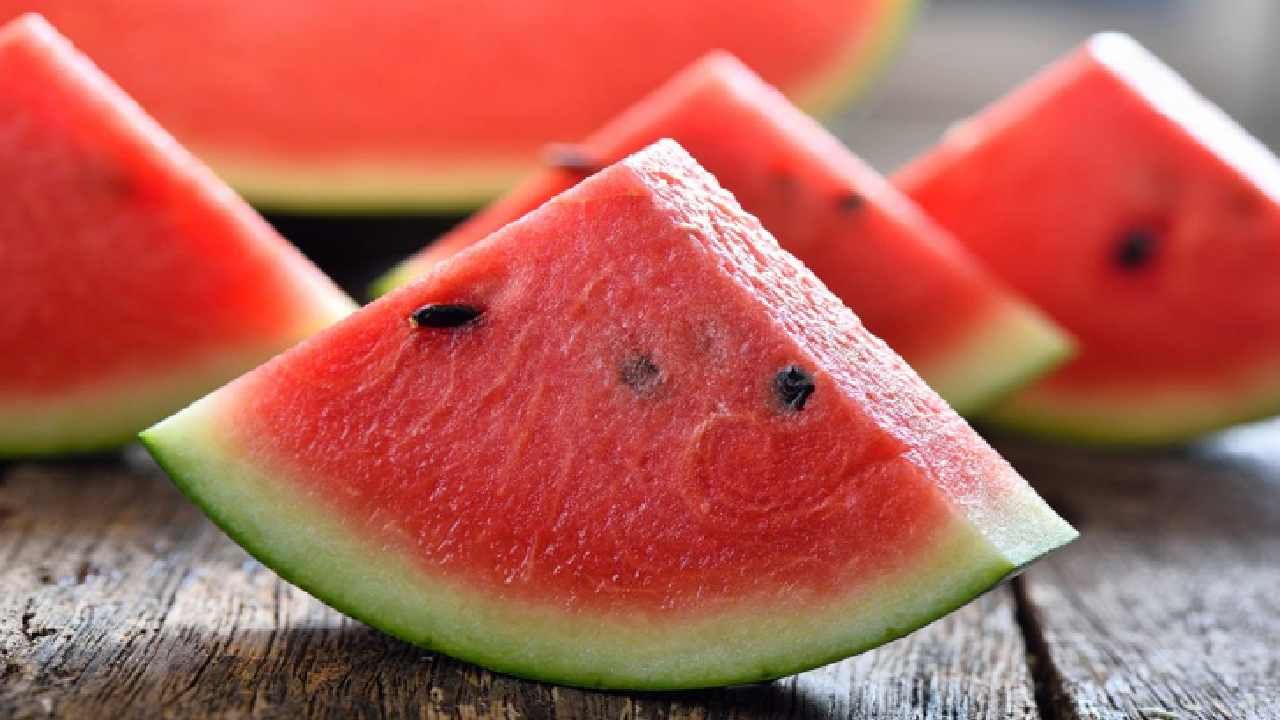 Watermelon Benefits: ಬೇಸಿಗೆಯಲ್ಲಿ ಕಲ್ಲಂಗಡಿ ಹಣ್ಣನ್ನು ತಿನ್ನುವುದರಿಂದಾಗುವ ಅದ್ಭುತ ಪ್ರಯೋಜನಗಳೇನು ತಿಳಿಯಿರಿ Watermelon Benefits: ಬೇಸಿಗೆಯಲ್ಲಿ ಕಲ್ಲಂಗಡಿ ಹಣ್ಣನ್ನು ತಿನ್ನುವುದರಿಂದಾಗುವ ಅದ್ಭುತ ಪ್ರಯೋಜನಗಳೇನು ತಿಳಿಯಿರಿ