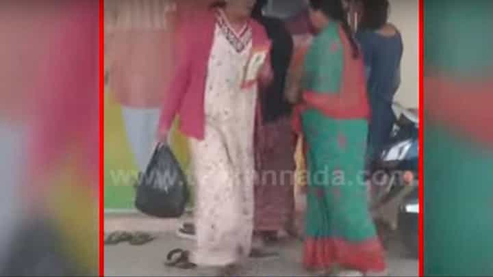Sari politics in Hassan: ಹಾಸನ ಬಿಜೆಪಿ ಶಾಸಕ ಪ್ರೀತಂಗೌಡರಿಂದಲೂ ಅಷ್ಟಲಕ್ಷ್ಮಿ ಪೂಜೆ ನೆಪದಲ್ಲಿ ಮಹಿಳೆಯರಿಗೆ ಸೀರೆ ಹಂಚಿಕೆ! Sari politics in Hassan: ಹಾಸನ ಬಿಜೆಪಿ ಶಾಸಕ ಪ್ರೀತಂಗೌಡರಿಂದಲೂ ಅಷ್ಟಲಕ್ಷ್ಮಿ ಪೂಜೆ ನೆಪದಲ್ಲಿ ಮಹಿಳೆಯರಿಗೆ ಸೀರೆ ಹಂಚಿಕೆ!