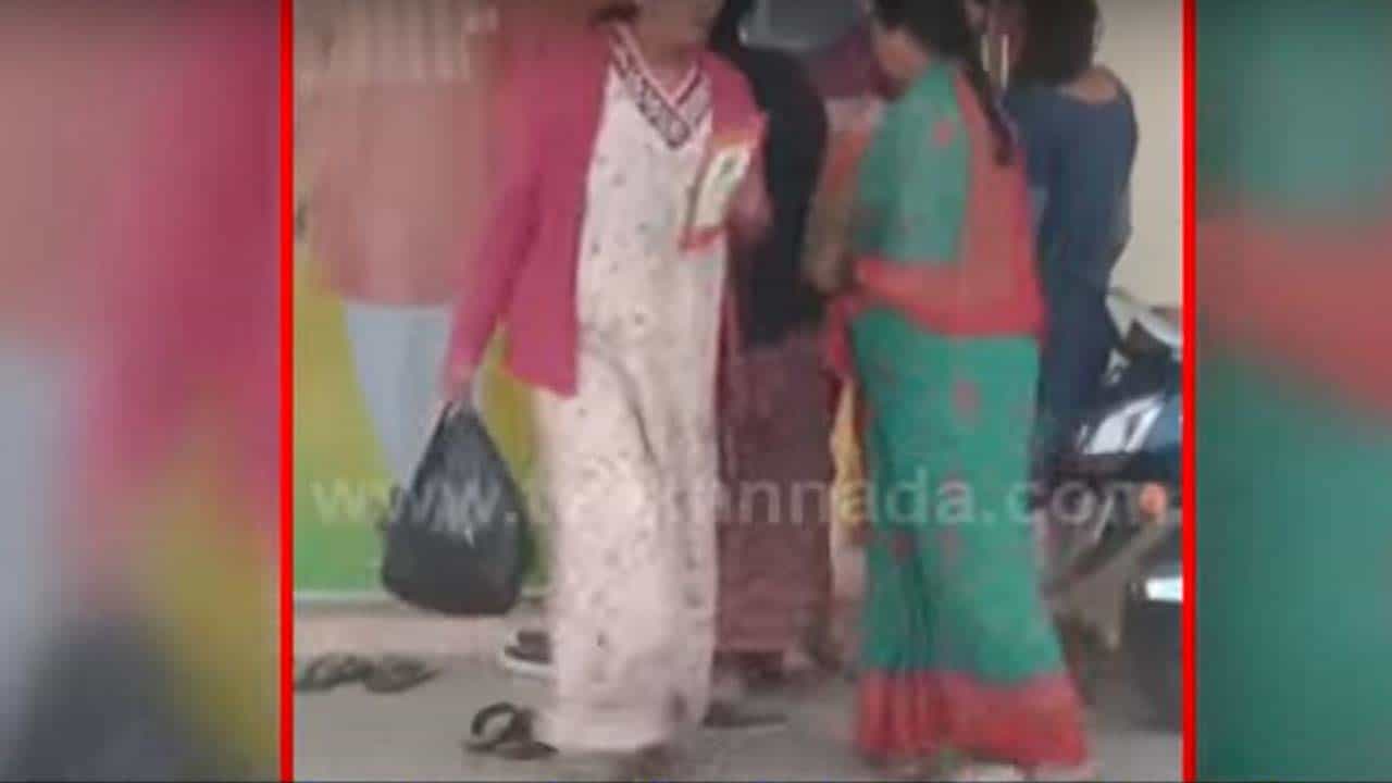 Sari politics in Hassan: ಹಾಸನ ಬಿಜೆಪಿ ಶಾಸಕ ಪ್ರೀತಂಗೌಡರಿಂದಲೂ ಅಷ್ಟಲಕ್ಷ್ಮಿ ಪೂಜೆ ನೆಪದಲ್ಲಿ ಮಹಿಳೆಯರಿಗೆ ಸೀರೆ ಹಂಚಿಕೆ! Sari politics in Hassan: ಹಾಸನ ಬಿಜೆಪಿ ಶಾಸಕ ಪ್ರೀತಂಗೌಡರಿಂದಲೂ ಅಷ್ಟಲಕ್ಷ್ಮಿ ಪೂಜೆ ನೆಪದಲ್ಲಿ ಮಹಿಳೆಯರಿಗೆ ಸೀರೆ ಹಂಚಿಕೆ!