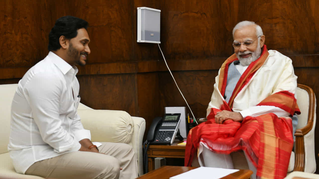ಪ್ರಧಾನಿಯನ್ನು ಭೇಟಿ ಮಾಡಿದ ಆಂಧ್ರಪ್ರದೇಶ ಸಿಎಂ ಜಗನ್ ಮೋಹನ್ ರೆಡ್ಡಿ; ರಾಜ್ಯದ ಸಮಸ್ಯೆಗಳನ್ನು ಪರಿಹರಿಸುವಂತೆ ಮನವಿ ಪ್ರಧಾನಿಯನ್ನು ಭೇಟಿ ಮಾಡಿದ ಆಂಧ್ರಪ್ರದೇಶ ಸಿಎಂ ಜಗನ್ ಮೋಹನ್ ರೆಡ್ಡಿ; ರಾಜ್ಯದ ಸಮಸ್ಯೆಗಳನ್ನು ಪರಿಹರಿಸುವಂತೆ ಮನವಿ
