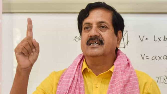 ದತ್ತಾ ಬಳಿ ಇರೋದು ಒಂದು ಪಂಚೆ, ಒಂದು ಶರ್ಟ್ ಅಷ್ಟೆ, ನಾಮಪತ್ರ ಸಲ್ಲಿಕೆಗೆ ದೇವೇಗೌಡ ಬರುತ್ತಾರೆ ಎಂದ ರೇವಣ್ಣ