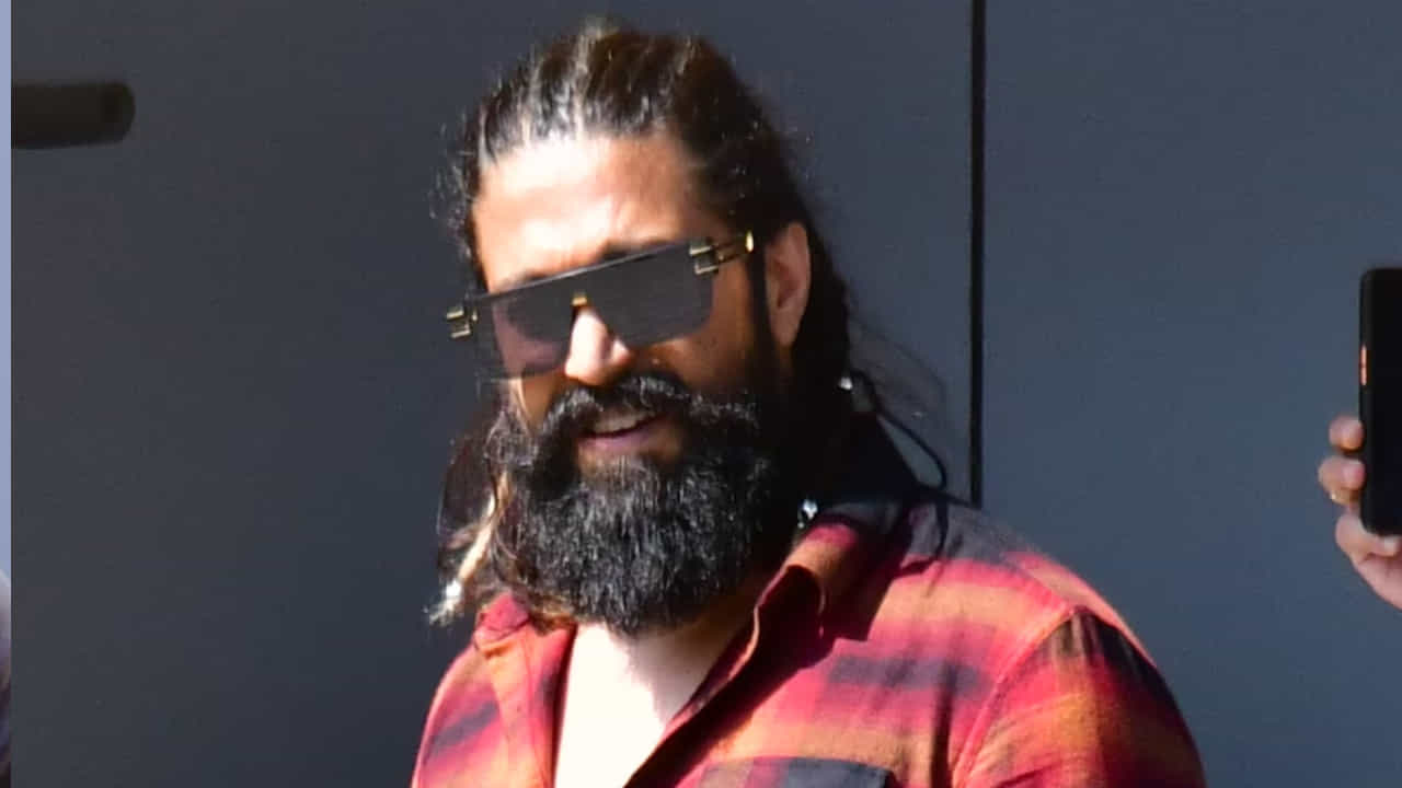 Yash: ‘ಎಲ್ಲಾ ಗೇಲಿಗೂ ಹೊಡಿ ಗೋಲಿ’; ಖಡಕ್ ಡೈಲಾಗ್ನೊಂದಿಗೆ ಬಂದ ಯಶ್ Yash: ‘ಎಲ್ಲಾ ಗೇಲಿಗೂ ಹೊಡಿ ಗೋಲಿ’; ಖಡಕ್ ಡೈಲಾಗ್ನೊಂದಿಗೆ ಬಂದ ಯಶ್