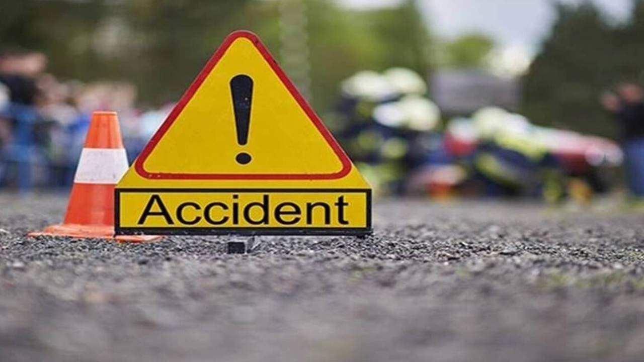 ಹೊಸಕೋಟೆ: ಚಾಲಕನ ನಿಯಂತ್ರಣ ತಪ್ಪಿ ಕಾರಿಗೆ ಡಿಕ್ಕಿ ಹೊಡೆದ ಲಾರಿ: ಇಬ್ಬರು ಸ್ಥಳದಲ್ಲೇ ದುರ್ಮರಣ ಹೊಸಕೋಟೆ: ಚಾಲಕನ ನಿಯಂತ್ರಣ ತಪ್ಪಿ ಕಾರಿಗೆ ಡಿಕ್ಕಿ ಹೊಡೆದ ಲಾರಿ: ಇಬ್ಬರು ಸ್ಥಳದಲ್ಲೇ ದುರ್ಮರಣ