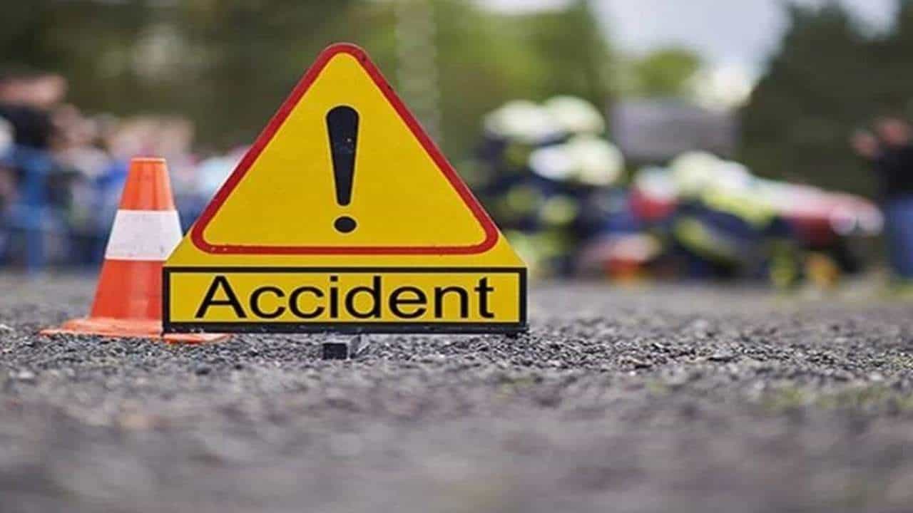 ಹೊಸಕೋಟೆ: ಚಾಲಕನ ನಿಯಂತ್ರಣ ತಪ್ಪಿ ಕಾರಿಗೆ ಡಿಕ್ಕಿ ಹೊಡೆದ ಲಾರಿ: ಇಬ್ಬರು ಸ್ಥಳದಲ್ಲೇ ದುರ್ಮರಣ ಹೊಸಕೋಟೆ: ಚಾಲಕನ ನಿಯಂತ್ರಣ ತಪ್ಪಿ ಕಾರಿಗೆ ಡಿಕ್ಕಿ ಹೊಡೆದ ಲಾರಿ: ಇಬ್ಬರು ಸ್ಥಳದಲ್ಲೇ ದುರ್ಮರಣ