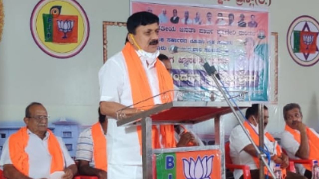 ಮಂಗಳೂರು: ಗುಳಿಗ ದೈವದ ಬಗ್ಗೆ ಆರಗ ಜ್ಞಾನೇಂದ್ರ ಅವಹೇಳನಕಾರಿ ಹೇಳಿಕೆ: ದೈವ ನರ್ತಕರ ಆಕ್ರೋಶ ಮಂಗಳೂರು: ಗುಳಿಗ ದೈವದ ಬಗ್ಗೆ ಆರಗ ಜ್ಞಾನೇಂದ್ರ ಅವಹೇಳನಕಾರಿ ಹೇಳಿಕೆ: ದೈವ ನರ್ತಕರ ಆಕ್ರೋಶ