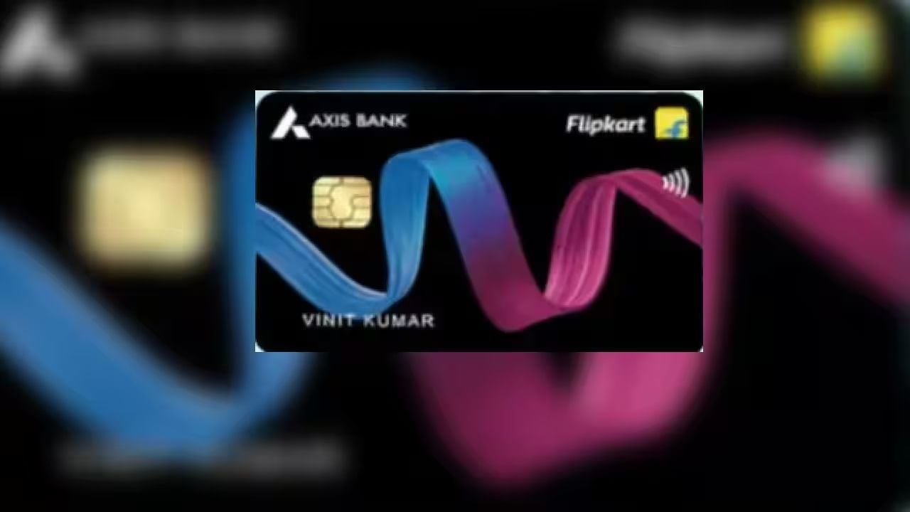 Flipkart Axis Bank ಕ್ರೆಡಿಟ್ ಕಾರ್ಡ್: ಫ್ಲಿಪ್​ಕಾರ್ಟ್, ಮಿಂತ್ರಾ, ಊಬರ್, ಸ್ವಿಗ್ಗಿ, ಕ್ಯೂರ್​ಫಿಟ್, ಟಾಟಾ ಪ್ಲೇ, ಕ್ಲಿಯರ್​ಟ್ರಿಪ್ ಇತ್ಯಾದಿ ಕಡೆ ಶಾಪಿಂಗ್​ಗೆ ಈ ಕ್ರೆಡಿಟ್ ಕಾರ್ಡ್ ಬಳಸಿದರೆ ಶೇ. 4ರಿಂದ ಶೇ. 5ರವರೆಗೂ ಡಿಸ್ಕೌಂಟ್ ಸಿಗುತ್ತದೆ. ವೆಲ್ಕಂ ಬೆನಿಫಿಟ್​ಗಳೇ ಸಾವಿರ ರೂಗೂ ಹೆಚ್ಚಿವೆ. ಇದರ ಜೊತೆಗೆ ವರ್ಷಕ್ಕೆ ನಾಲ್ಕು ಲೌಂಜ್ ಅಕ್ಸೆಸ್ ಕೂಡ ಸಿಗುತ್ತದೆ. ಈ ಕಾರ್ಡ್​ನ ವಾರ್ಷಿಕ ಶುಲ್ಕ 500 ರೂ ಇದೆ.