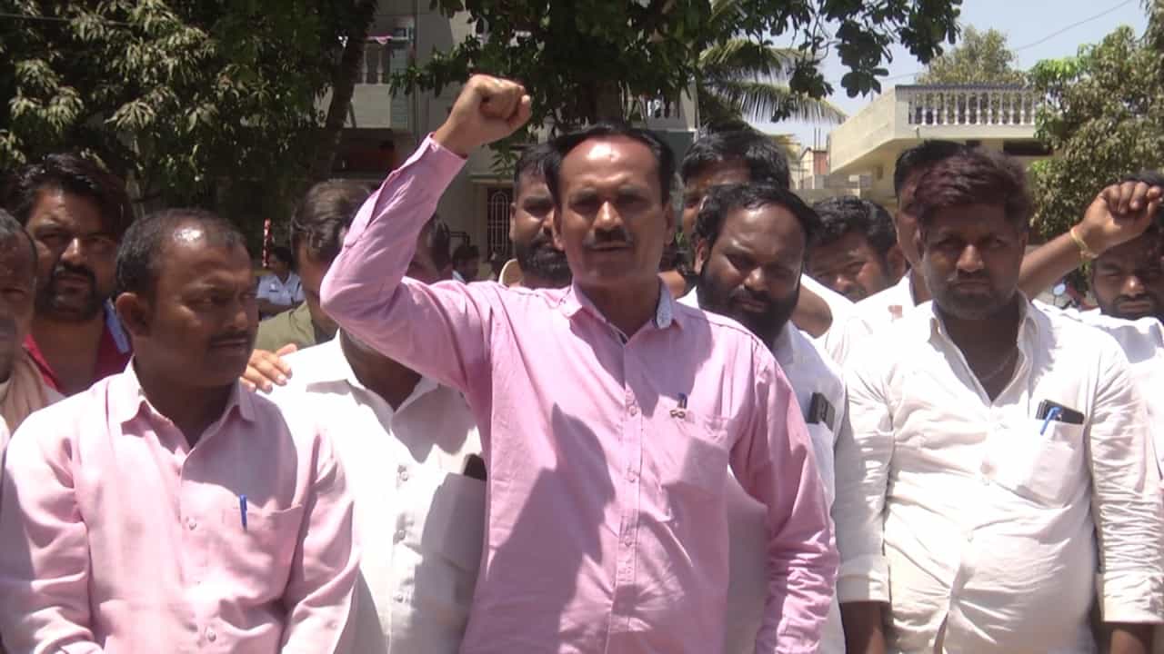 ರಾಜ್ಯದಲ್ಲಿ ಭುಗಿಲೆದ್ದ ಒಳ ಮೀಸಲಾತಿ ಕಿಚ್ಚು; ದಾವಣಗೆರೆ, ಬಾಗಲಕೋಟೆಯಲ್ಲಿ ಬಂಜಾರಾ ಸಮಾಜದಿಂದ ಪ್ರತಿಭಟನೆ ರಾಜ್ಯದಲ್ಲಿ ಭುಗಿಲೆದ್ದ ಒಳ ಮೀಸಲಾತಿ ಕಿಚ್ಚು; ದಾವಣಗೆರೆ, ಬಾಗಲಕೋಟೆಯಲ್ಲಿ ಬಂಜಾರಾ ಸಮಾಜದಿಂದ ಪ್ರತಿಭಟನೆ