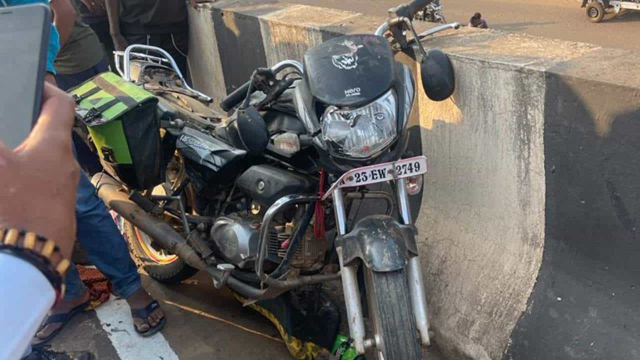 Dharwad: ರಸ್ತೆ ಬದಿಯ ತಡೆಗೋಡೆಗೆ ಬೈಕ್ ಡಿಕ್ಕಿ: ತಾಯಿ ಮತ್ತು ಮಗು ಸಾವು Dharwad: ರಸ್ತೆ ಬದಿಯ ತಡೆಗೋಡೆಗೆ ಬೈಕ್ ಡಿಕ್ಕಿ: ತಾಯಿ ಮತ್ತು ಮಗು ಸಾವು