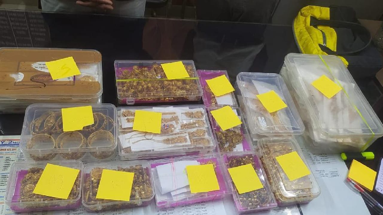 ಚುನಾವಣೆ ಸಮೀಪಿಸುತ್ತಿದ್ದಂತೆಯೇ ಪೊಲೀಸರು ಅಲರ್ಟ್, ಬೈಕ್ನಲ್ಲಿ ಅಕ್ರಮವಾಗಿ ಸಾಗಿಸುತ್ತಿದ್ದ 6.5 ಕೆ.ಜಿ ಚಿನ್ನ ವಶ ಚುನಾವಣೆ ಸಮೀಪಿಸುತ್ತಿದ್ದಂತೆಯೇ ಪೊಲೀಸರು ಅಲರ್ಟ್, ಬೈಕ್ನಲ್ಲಿ ಅಕ್ರಮವಾಗಿ ಸಾಗಿಸುತ್ತಿದ್ದ 6.5 ಕೆ.ಜಿ ಚಿನ್ನ ವಶ