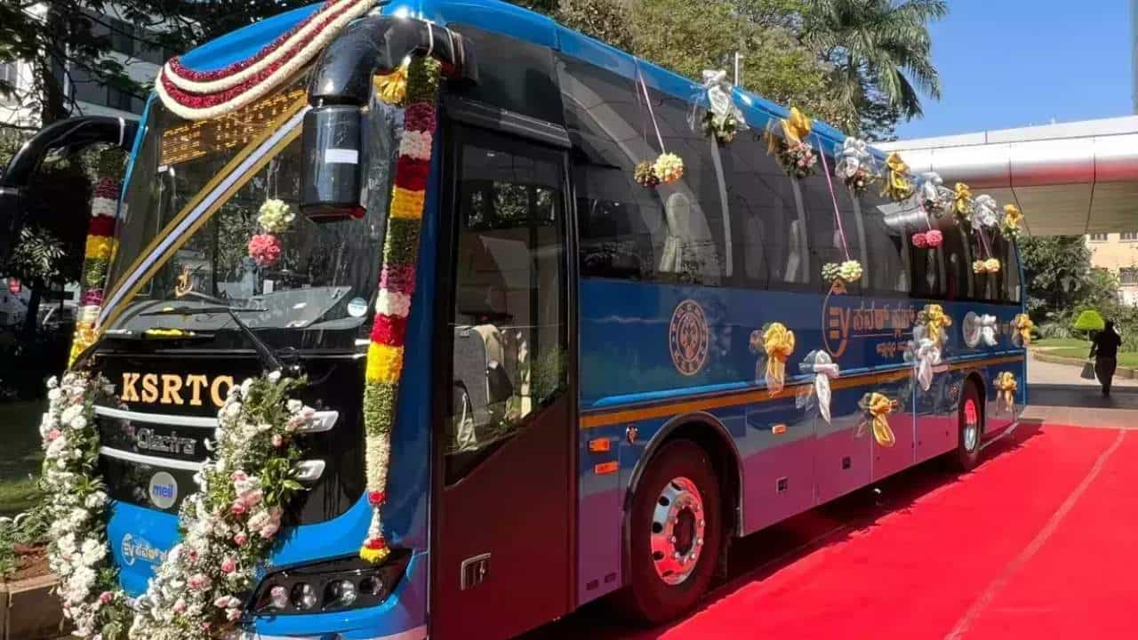 ಕೆಎಸ್ಆರ್ಟಿಸಿ ಇಂಟರ್ಸಿಟಿ ಎಸಿ ಇವಿ ಪವರ್ ಪ್ಲಸ್ ಬಸ್ಗಳಿಗೆ ಚಾಲನೆ ನೀಡಿದ ಸಿಎಂ ಬೊಮ್ಮಾಯಿ ಕೆಎಸ್ಆರ್ಟಿಸಿ ಇಂಟರ್ಸಿಟಿ ಎಸಿ ಇವಿ ಪವರ್ ಪ್ಲಸ್ ಬಸ್ಗಳಿಗೆ ಚಾಲನೆ ನೀಡಿದ ಸಿಎಂ ಬೊಮ್ಮಾಯಿ