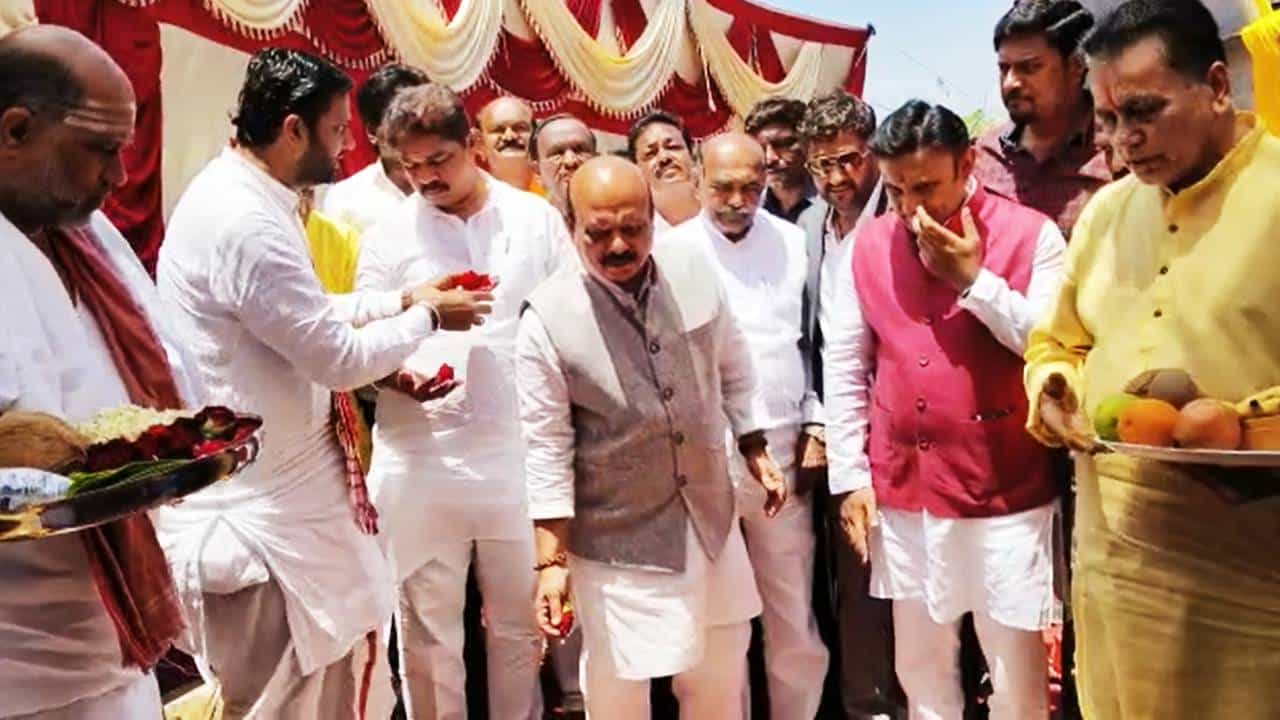 ಚಿಕ್ಕಬಳ್ಳಾಪುರ: ನಂದಿಹಿಲ್ಸ್ ರೋಪ್ ವೇ ಶಂಕುಸ್ಥಾಪನೆ ಮಾಡಿದ ಮುಖ್ಯಮಂತ್ರಿ ಬಸವರಾಜ ಬೊಮ್ಮಾಯಿ ಚಿಕ್ಕಬಳ್ಳಾಪುರ: ನಂದಿಹಿಲ್ಸ್ ರೋಪ್ ವೇ ಶಂಕುಸ್ಥಾಪನೆ ಮಾಡಿದ ಮುಖ್ಯಮಂತ್ರಿ ಬಸವರಾಜ ಬೊಮ್ಮಾಯಿ