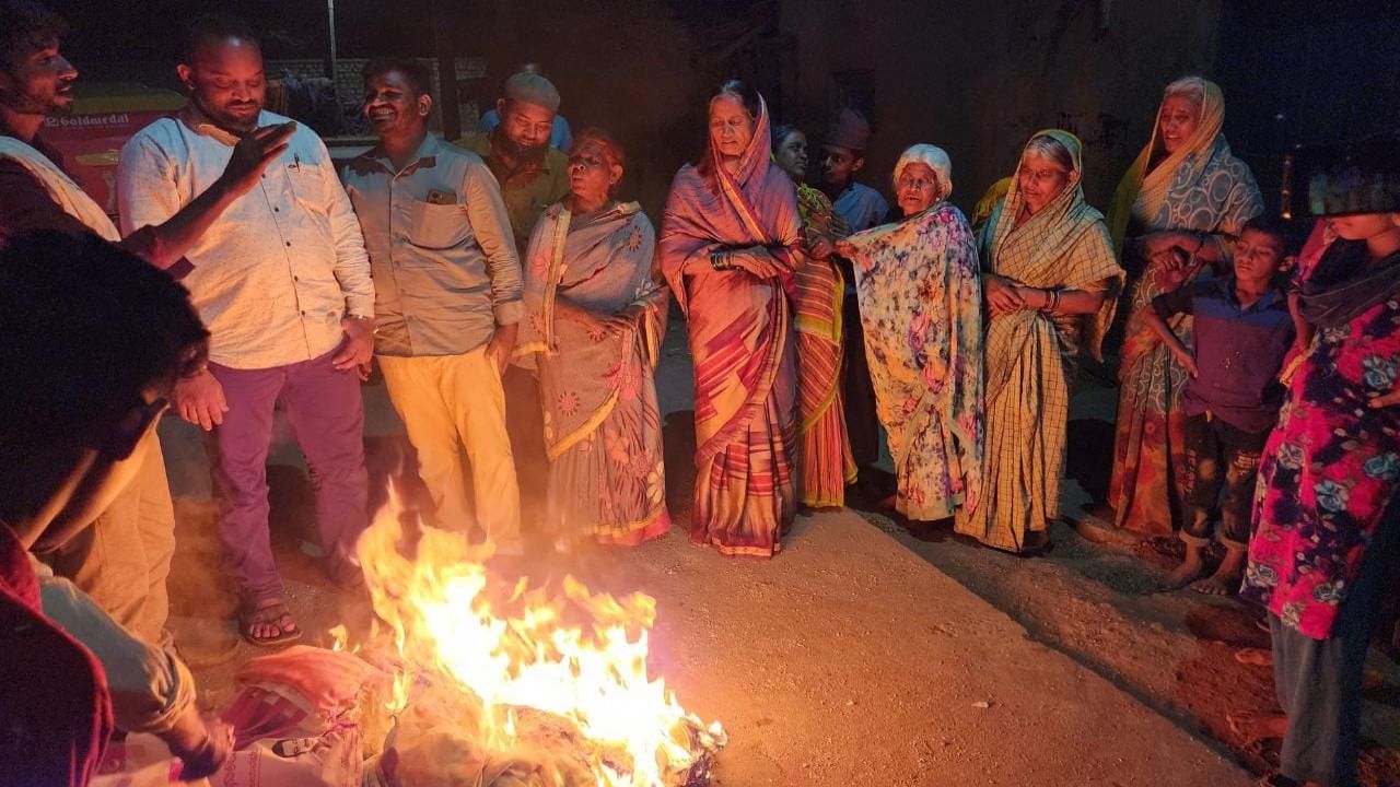 ದಾವಣಗೆರೆ: ಶಾಸಕ ಶಾಮನೂರು ಶಿವಶಂಕರಪ್ಪ ನೀಡಿದ ಸೀರೆಗಳಿಗೆ ಬೆಂಕಿ ಇಟ್ಟ ಮಹಿಳೆಯರು