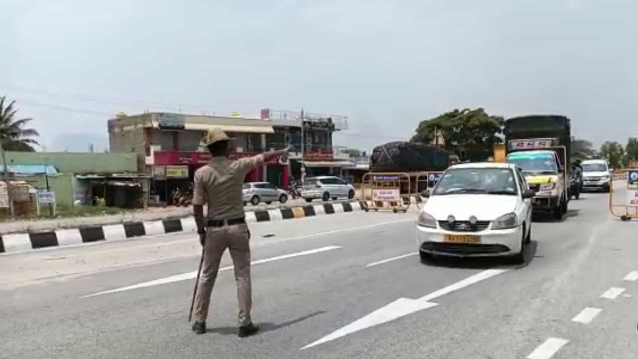ನೀತಿ ಸಂಹಿತೆ ಜಾರಿಯಾಗುತ್ತಿದ್ದಂತೆ ಅಲರ್ಟ್ ಆದ ಪೊಲೀಸರು, ಗಡಿಭಾಗದ ಚೆಕ್ಪೋಸ್ಟ್ಗಳಲ್ಲಿ ತಪಾಸಣೆ ನೀತಿ ಸಂಹಿತೆ ಜಾರಿಯಾಗುತ್ತಿದ್ದಂತೆ ಅಲರ್ಟ್ ಆದ ಪೊಲೀಸರು, ಗಡಿಭಾಗದ ಚೆಕ್ಪೋಸ್ಟ್ಗಳಲ್ಲಿ ತಪಾಸಣೆ