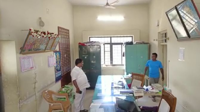 ನೌಕರರ ಮುಷ್ಕರ: ದೇವನಹಳ್ಳಿ ಸಬ್ ರಿಜಿಸ್ಟ್ರಾರ್ ಕಚೇರಿಯಲ್ಲಿ ಸಾರ್ವಜನಿಕರಿಗೆ ಸೇವೆ ಬಂದ್ ಮಾಡಿ, ಶಾಸಕರಿಗಾಗಿ ಕೆಲಸ ಮಾಡುತ್ತಿರುವ ಅಧಿಕಾರಿಗಳು! ನೌಕರರ ಮುಷ್ಕರ: ದೇವನಹಳ್ಳಿ ಸಬ್ ರಿಜಿಸ್ಟ್ರಾರ್ ಕಚೇರಿಯಲ್ಲಿ ಸಾರ್ವಜನಿಕರಿಗೆ ಸೇವೆ ಬಂದ್ ಮಾಡಿ, ಶಾಸಕರಿಗಾಗಿ ಕೆಲಸ ಮಾಡುತ್ತಿರುವ ಅಧಿಕಾರಿಗಳು!