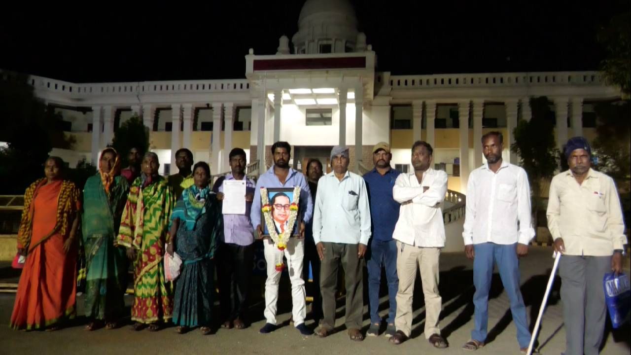 ಹೊಸಕೋಟೆ: ರಾಜಕೀಯ ದ್ವೇಷದಿಂದ ಮೂಲ ಸೌಕರ್ಯಗಳಿಲ್ಲದೆ ಜನರ ಪರದಾಟ; ಅಹೋರಾತ್ರಿ ಗ್ರಾಮಸ್ಥರಿಂದ ಡಿಸಿ ಕಛೇರಿ ಮುಂದೆ ಧರಣಿ ಹೊಸಕೋಟೆ: ರಾಜಕೀಯ ದ್ವೇಷದಿಂದ ಮೂಲ ಸೌಕರ್ಯಗಳಿಲ್ಲದೆ ಜನರ ಪರದಾಟ; ಅಹೋರಾತ್ರಿ ಗ್ರಾಮಸ್ಥರಿಂದ ಡಿಸಿ ಕಛೇರಿ ಮುಂದೆ ಧರಣಿ