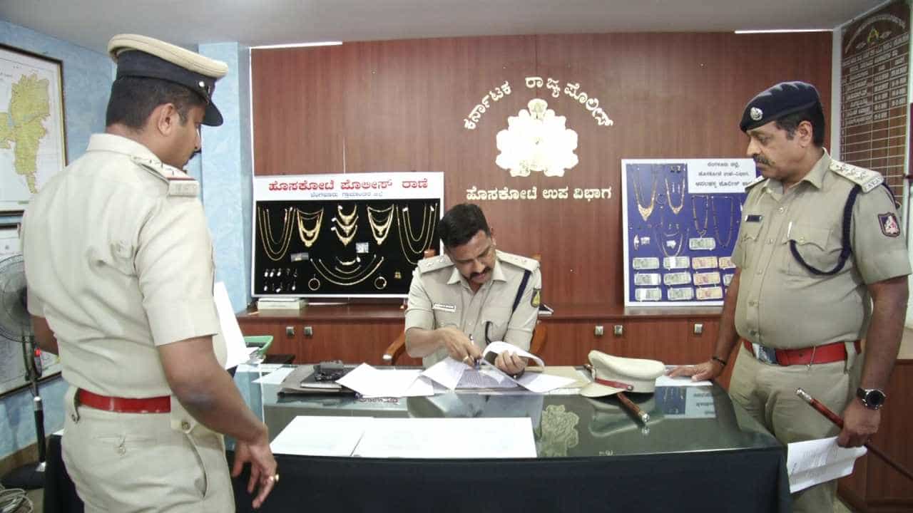 Hoskote: ಸೈತಾನನ್ನ ಓಡಿಸುವ ನೆಪ -ಫಕೀರನ ವೇಷದಲ್ಲಿ ಒಂಟಿ ಮನೆಗಳಿಗೆ ಕನ್ನ, ಲಕ್ಷಗಟ್ಟಲೆ ಚಿನ್ನಾಭರಣ ಲೂಟಿ Hoskote: ಸೈತಾನನ್ನ ಓಡಿಸುವ ನೆಪ -ಫಕೀರನ ವೇಷದಲ್ಲಿ ಒಂಟಿ ಮನೆಗಳಿಗೆ ಕನ್ನ, ಲಕ್ಷಗಟ್ಟಲೆ ಚಿನ್ನಾಭರಣ ಲೂಟಿ