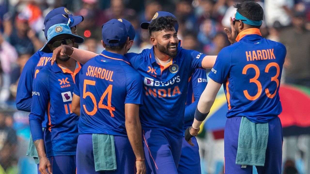 ರೋಹಿತ್ ಶರ್ಮಾ ಅನುಪಸ್ಥಿತಿಯಲ್ಲಿ ತಂಡದ ನಾಯಕತ್ವವಹಿಸಿಕೊಂಡಿದ್ದ ಆಲ್ರೌಂಡರ್ ಹಾರ್ದಿಕ್ ಪಾಂಡ್ಯ ವಾಂಖೆಡೆ ಸ್ಟೇಡಿಯಂನಲ್ಲಿ ಭಾರತಕ್ಕೆ ಐತಿಹಾಸಿಕ ಗೆಲುವು ತಂದುಕೊಟ್ಟಿದ್ದಾರೆ.