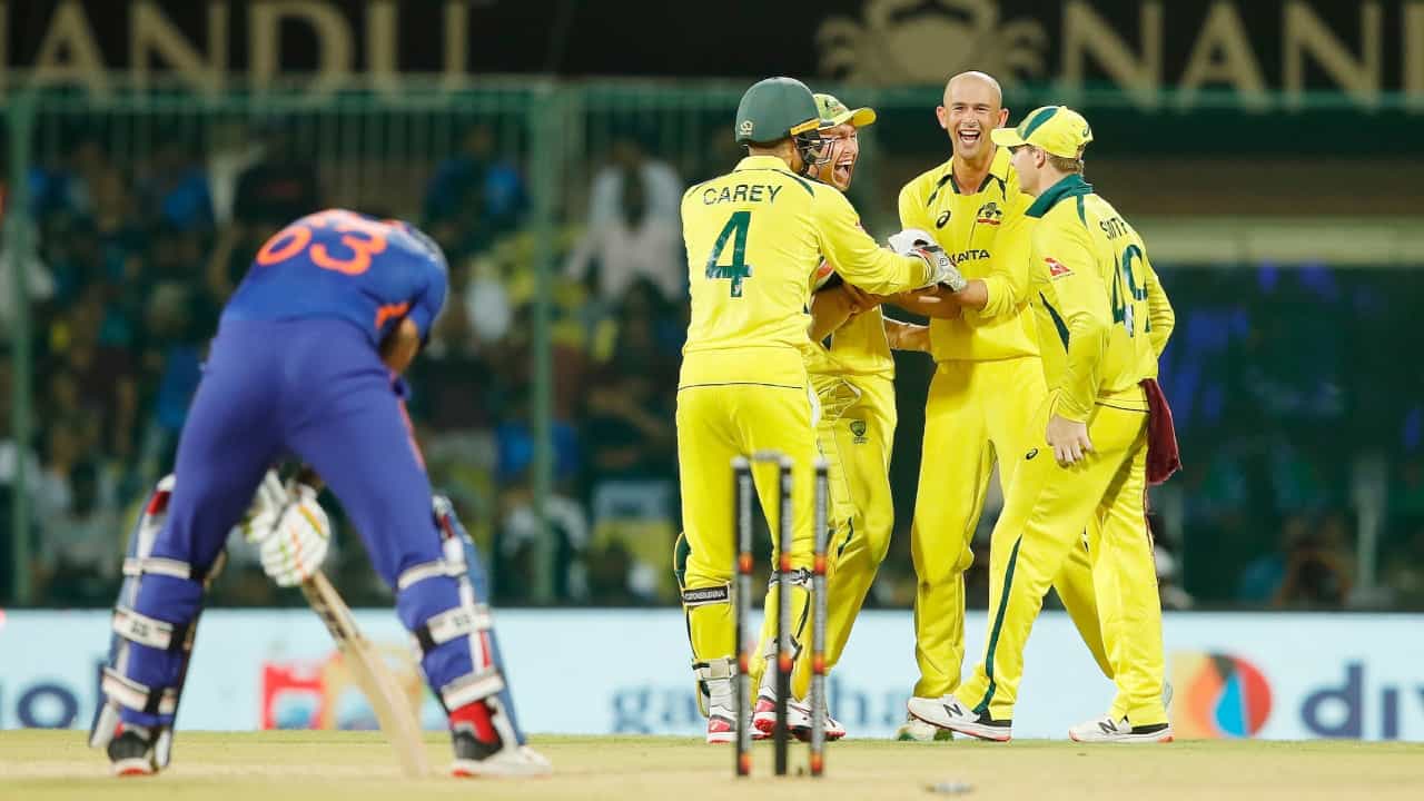 IND vs AUS: ಗೆಲುವಿನ ಟ್ರ್ಯಾಕ್ನಲ್ಲಿದ್ದ ಭಾರತ ಎಡವಿದ್ದೆಲ್ಲಿ? ತಂಡದ ಸೋಲಿಗೆ ಪ್ರಮುಖ 4 ಕಾರಣಗಳಿವು IND vs AUS: ಗೆಲುವಿನ ಟ್ರ್ಯಾಕ್ನಲ್ಲಿದ್ದ ಭಾರತ ಎಡವಿದ್ದೆಲ್ಲಿ? ತಂಡದ ಸೋಲಿಗೆ ಪ್ರಮುಖ 4 ಕಾರಣಗಳಿವು