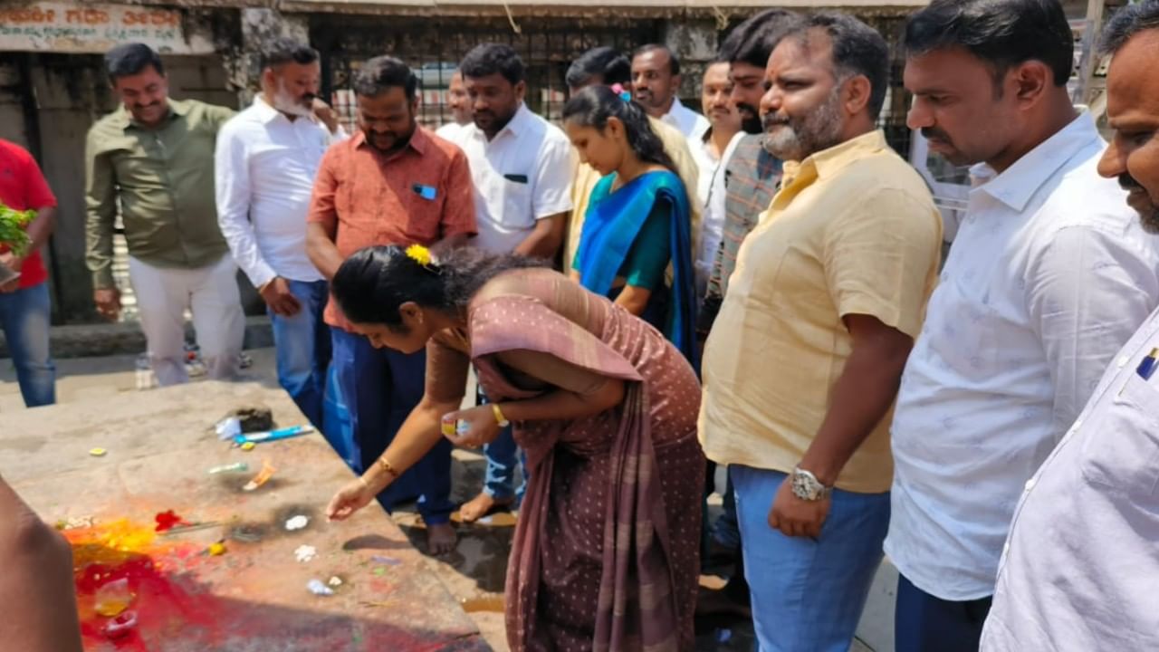 ಮಾಜಿ ಶಾಸಕರ ಕಮಿಷನ್ ಆರೋಪಕ್ಕೆ ದೇವಸ್ಥಾನದ ಮುಂದೆ ಕರ್ಪೂರ ಹಚ್ಚಿ ಪ್ರಮಾಣ ಮಾಡಿದ ಹಾಲಿ ಶಾಸಕರ ಪತ್ನಿ ಮಾಜಿ ಶಾಸಕರ ಕಮಿಷನ್ ಆರೋಪಕ್ಕೆ ದೇವಸ್ಥಾನದ ಮುಂದೆ ಕರ್ಪೂರ ಹಚ್ಚಿ ಪ್ರಮಾಣ ಮಾಡಿದ ಹಾಲಿ ಶಾಸಕರ ಪತ್ನಿ