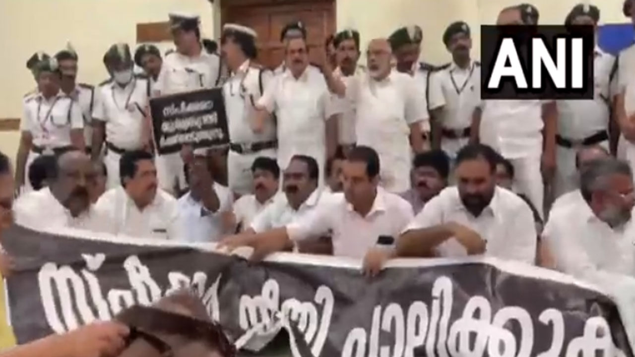 Kerala Assembly: ಕೇರಳ ವಿಧಾನಸಭೆಯಲ್ಲಿ ವಿಪಕ್ಷ ಗದ್ದಲ; ಸ್ಪೀಕರ್ ವಿರುದ್ಧ ಪ್ರತಿಭಟಿಸಿದ ಶಾಸಕರನ್ನು ಬಲವಂತವಾಗಿ ಎತ್ತಿ ಹೊರಹಾಕಿದ ಸಿಬ್ಬಂದಿ