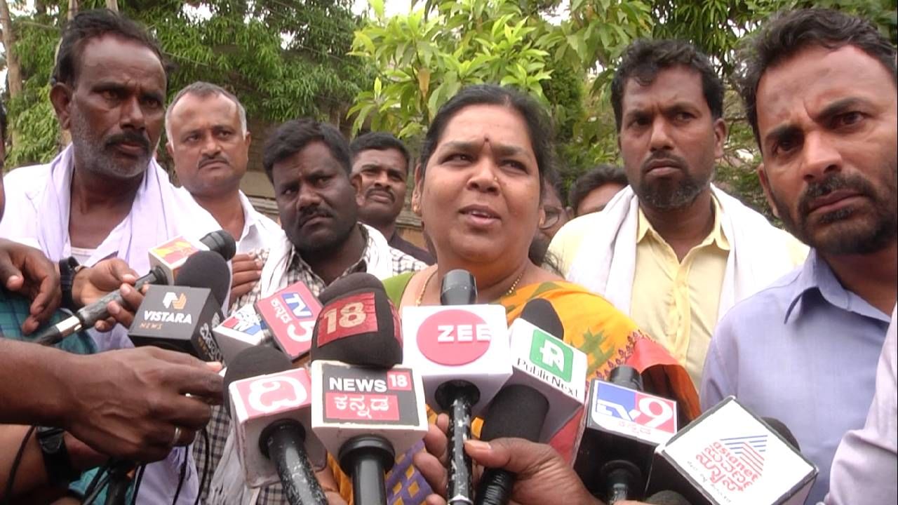 ಪ್ರಜಾಧ್ವನಿ ಸಮಾವೇಶ ರದ್ದು ಬೆನ್ನಲ್ಲೇ ಸಿಎಂ ಭೇಟಿಯಾದ ಕೈ ಶಾಸಕಿ, ಕುತೂಹಲ ಮೂಡಿಸಿದ ಕುಸುಮಾ ಶಿವಳ್ಳಿ ನಡೆ ಪ್ರಜಾಧ್ವನಿ ಸಮಾವೇಶ ರದ್ದು ಬೆನ್ನಲ್ಲೇ ಸಿಎಂ ಭೇಟಿಯಾದ ಕೈ ಶಾಸಕಿ, ಕುತೂಹಲ ಮೂಡಿಸಿದ ಕುಸುಮಾ ಶಿವಳ್ಳಿ ನಡೆ