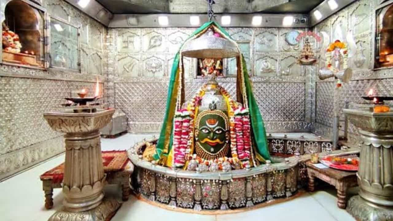 ಕಳಪೆ ಫಾರ್ಮ್ನಿಂದ ಬಳಲುತ್ತಿರುವ ಟೀಂ ಇಂಡಿಯಾ ಕ್ರಿಕೆಟಿಗರು ಆಗಾಗ್ಗೆ ದೇವರ ಮೊರೆ ಹೋಗವುದು ಸರ್ವೆ ಸಾಮಾನ್ಯ. ಆದರೆ ಇತ್ತೀಚಿನ ದಿನಗಳಲ್ಲಿ ಟೀಂ ಇಂಡಿಯಾ ಕ್ರಿಕೆಟಿಗರು ಅದೊಂದು ದೇವಾಲಯಕ್ಕೆ ಹೋಗಿಬಂದ ಮೇಲೆ ಅದ್ಭುತ ಪ್ರದರ್ಶನ ನೀಡುತ್ತಿದ್ದು, ಇದೀಗ ಕಳಪೆ ಫಾರ್ಮ್ನಿಂದ ಬಳಲುತ್ತಿರುವ ಆಟಗಾರರು ಒಬ್ಬರ ನಂತರ ಒಬ್ಬರಂತೆ ಅದೊಂದು ದೇವಾಲಯಕ್ಕೆ ಭೇಟಿ ನೀಡಲಾರಂಭಿಸಿದ್ದಾರೆ.