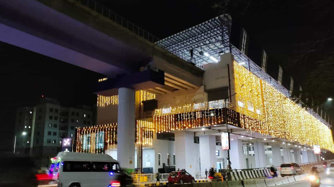 ಬೆಂಗಳೂರಿನಲ್ಲಿ ಹೊಸ ಮೆಟ್ರೋ ಮಾರ್ಗದ ಉದ್ಘಾಟನೆಗೆ ಮುಂಚಿತವಾಗಿ, ವೈಟ್ಫೀಲ್ಡ್
ಮೆಟ್ರೋ ನಿಲ್ದಾಣವು ವರ್ಣರಂಜಿತ ದೀಪಗಳಿಂದ ಕಂಗೊಳಿಸುತ್ತಿದೆ.
(image credit
Bangalore Metro Updates)