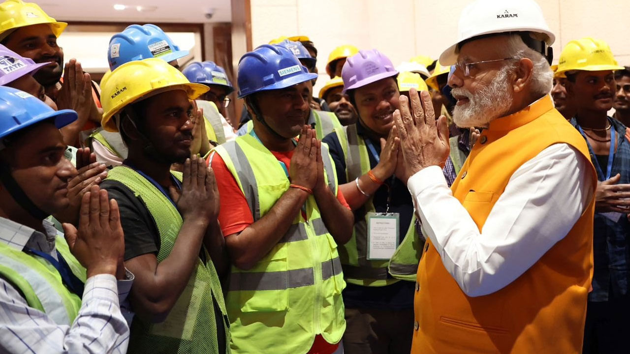 ಮೋದಿ ಸಂಸತ್ ಭವನದ ಕಟ್ಟಡ ಕಾರ್ಮಿಕರ ಜತೆ ಉಭಯಕುಶಲೋಪರಿ