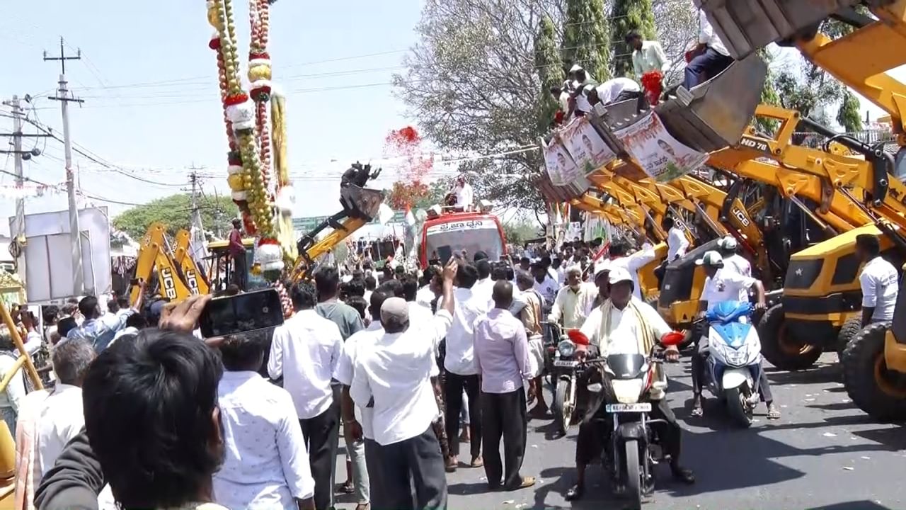 ತುಮಕೂರು: ಕ್ರೇನ್​​ನಿಂದ ಕಳಜಿ ಬಿದ್ದ ಮೂಸಂಬಿ, ಸೇಬಿನ ಹಾರ; ಅಪಾಯದಿಂದ ಪಾರಾದ ಪರಮೇಶ್ವರ