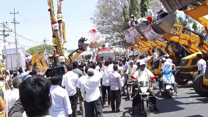 ತುಮಕೂರು: ಕ್ರೇನ್ನಿಂದ ಕಳಜಿ ಬಿದ್ದ ಮೂಸಂಬಿ, ಸೇಬಿನ ಹಾರ; ಅಪಾಯದಿಂದ ಪಾರಾದ ಪರಮೇಶ್ವರ ತುಮಕೂರು: ಕ್ರೇನ್ನಿಂದ ಕಳಜಿ ಬಿದ್ದ ಮೂಸಂಬಿ, ಸೇಬಿನ ಹಾರ; ಅಪಾಯದಿಂದ ಪಾರಾದ ಪರಮೇಶ್ವರ