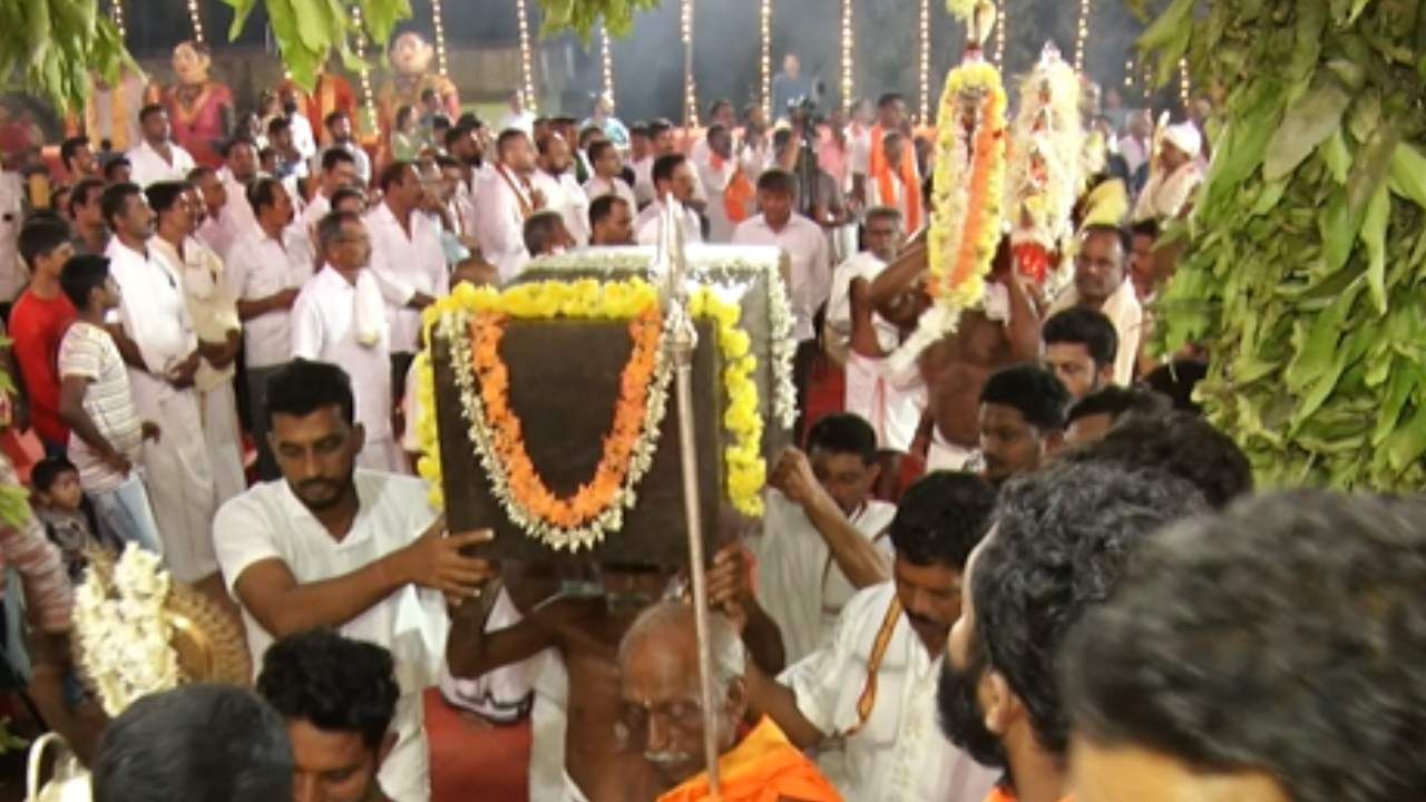 ಅರಸು ಕುಂಜುರಾಯ ದೈವದ ಉತ್ಸವದ ವೇಳೆ ನಡೆಯಿತು ಪವಾಡ: ಸ್ವತಃ ಕಣ್ಣಾರೆ ಕಂಡು ಅಚ್ಚರಿ ಪಟ್ಟ ದೈವ ಆರಾಧಕರು ಅರಸು ಕುಂಜುರಾಯ ದೈವದ ಉತ್ಸವದ ವೇಳೆ ನಡೆಯಿತು ಪವಾಡ: ಸ್ವತಃ ಕಣ್ಣಾರೆ ಕಂಡು ಅಚ್ಚರಿ ಪಟ್ಟ ದೈವ ಆರಾಧಕರು