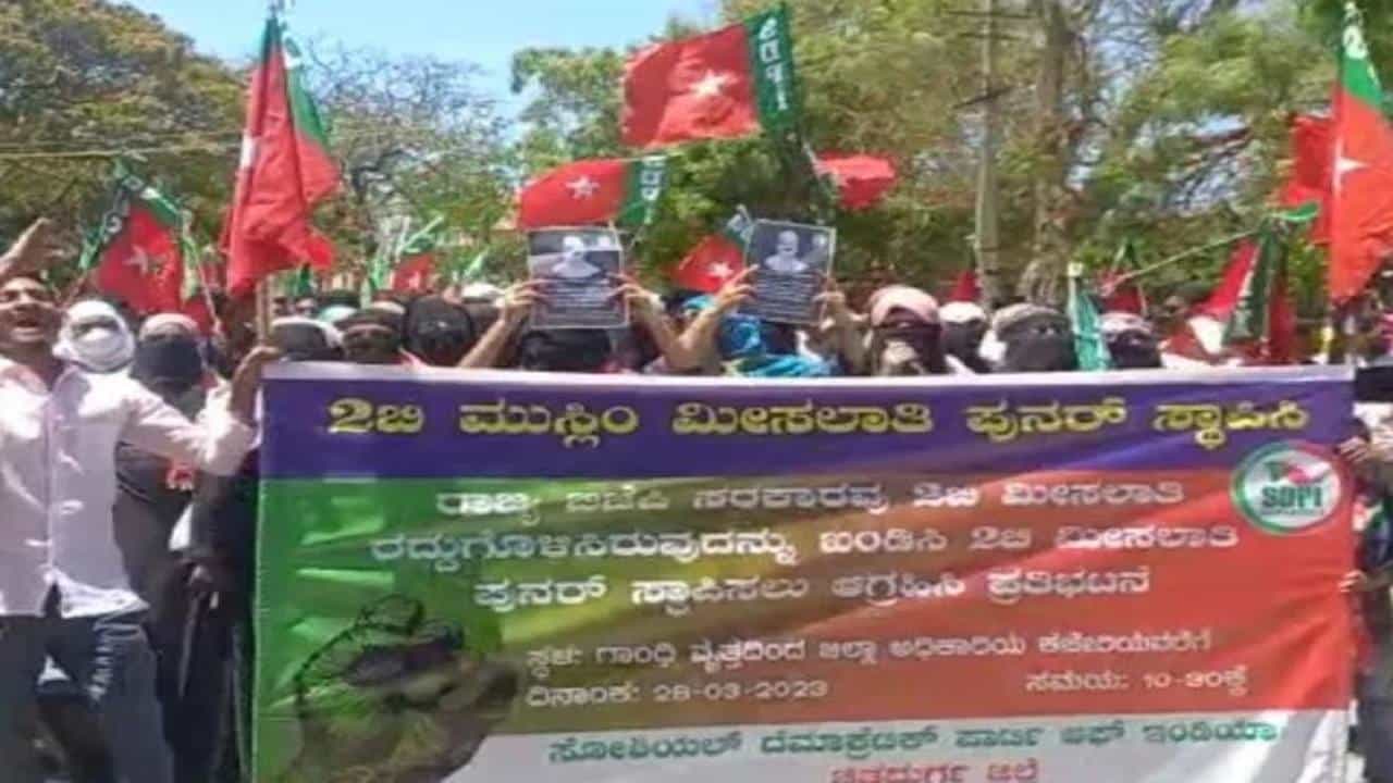 ಹೊಸ ಮೀಸಲಾತಿ ನೀತಿ ವಿರುದ್ಧ ಆಕ್ರೋಶ; ರಾಜ್ಯದ ಹಲವೆಡೆ ಪ್ರತಿಭಟನೆ, ಎಲ್ಲೆಲ್ಲಿ ಏನೇನಾಯ್ತು? ಇಲ್ಲಿದೆ ಹೊಸ ಮೀಸಲಾತಿ ನೀತಿ ವಿರುದ್ಧ ಆಕ್ರೋಶ; ರಾಜ್ಯದ ಹಲವೆಡೆ ಪ್ರತಿಭಟನೆ, ಎಲ್ಲೆಲ್ಲಿ ಏನೇನಾಯ್ತು? ಇಲ್ಲಿದೆ