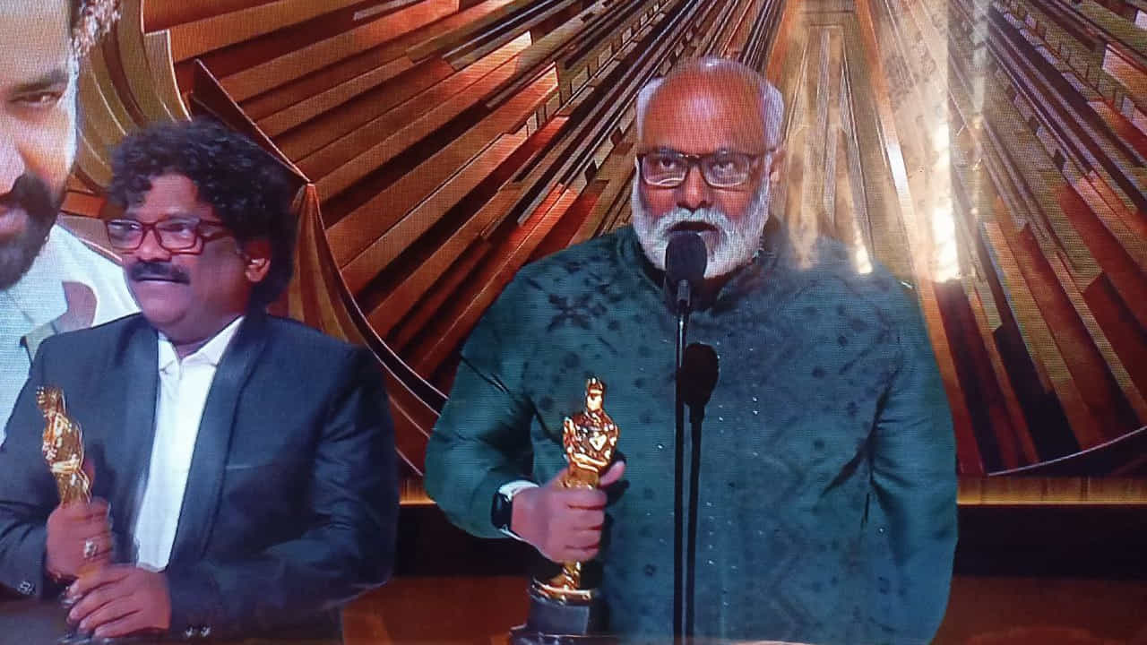 Oscar 2023: ಆಸ್ಕರ್ ಗೆದ್ದು ಬೀಗಿದ ‘ನಾಟು ನಾಟು..’ ಹಾಡು; ರಾಜಮೌಳಿ ಚಿತ್ರಕ್ಕೆ ಮತ್ತೊಂದು ಕಿರೀಟ Oscar 2023: ಆಸ್ಕರ್ ಗೆದ್ದು ಬೀಗಿದ ‘ನಾಟು ನಾಟು..’ ಹಾಡು; ರಾಜಮೌಳಿ ಚಿತ್ರಕ್ಕೆ ಮತ್ತೊಂದು ಕಿರೀಟ
