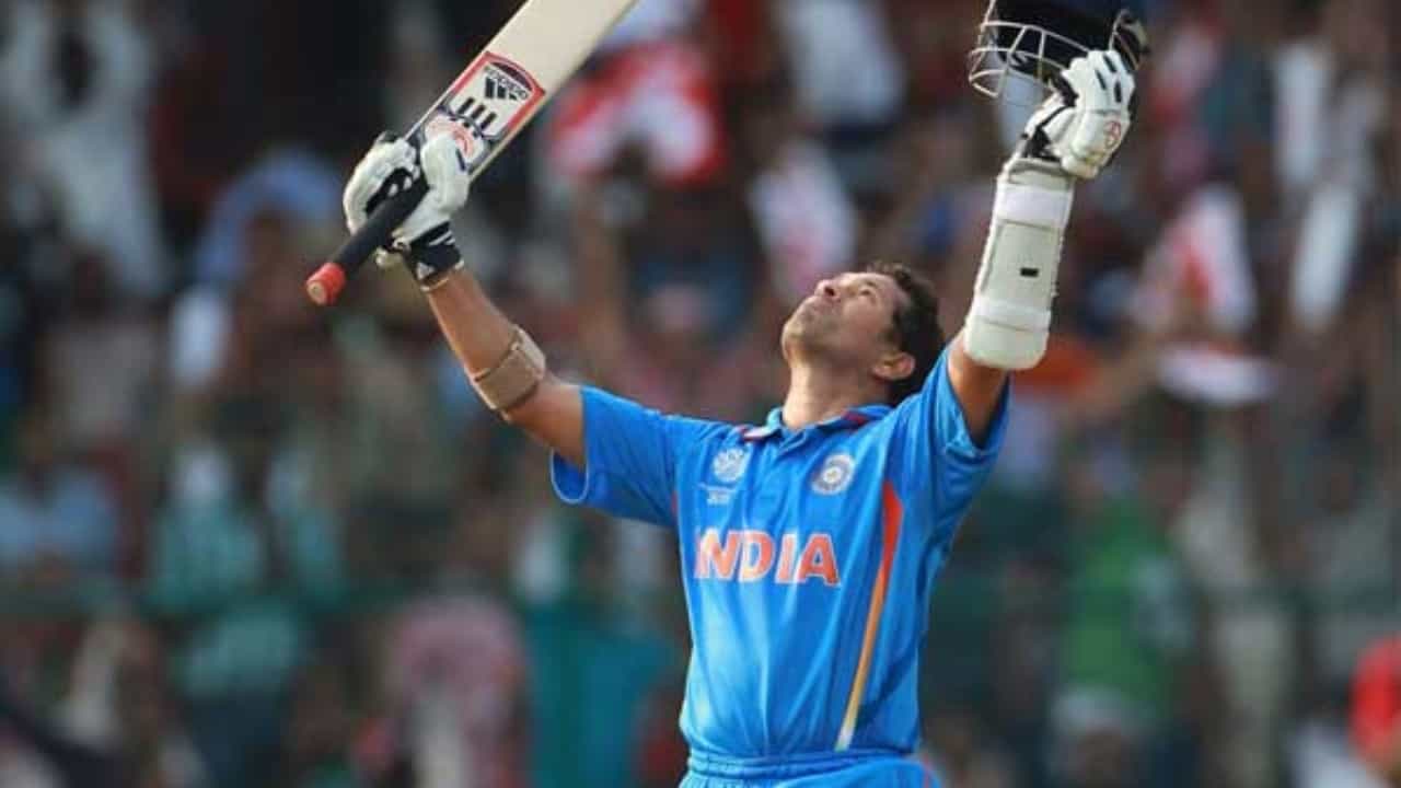 ಅಂತಾರಾಷ್ಟ್ರೀಯ ಕ್ರಿಕೆಟ್ನಲ್ಲಿ 100 ಶತಕ ಸಿಡಿಸಿದ ಬ್ಯಾಟ್ಸ್ಮನ್ ಯಾರಾದರೂ ಇದ್ದರೆ ಅದು ನಮ್ಮ ಕ್ರಿಕೆಟ್ ದೇವರು ಸಚಿನ್ ತೆಂಡೂಲ್ಕರ್ ಮಾತ್ರ. ಏಕದಿನದಲ್ಲಿ ದ್ವಿಶತಕ, ಶತಕ ಸೇರಿಂದತೆ ನೂರಾರು ದಾಖಲೆ ಬರೆದಿರುವ ಸಚಿನ್ ತೆಂಡೂಲ್ಕರ್, ಸರಿಯಾಗಿ 11 ವರ್ಷಗಳ ಹಿಂದೆ ಅಂದರೆ, ಮಾರ್ಚ್ 16, 2012 ರಂದು ಶತಕಗಳ ಶತಕ ಬರೆದು ಇತಿಹಾಸ ನಿರ್ಮಿಸಿದ್ದರು.